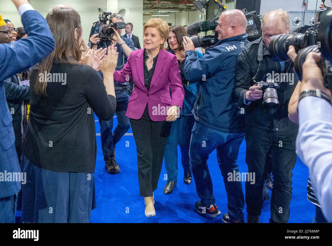 Il primo Ministro Nicola Sturgeon al Glasgow City Council conta alla Emirates Arena di Glasgow, nelle elezioni del governo locale. Data foto: Venerdì 6 maggio 2022. Foto Stock