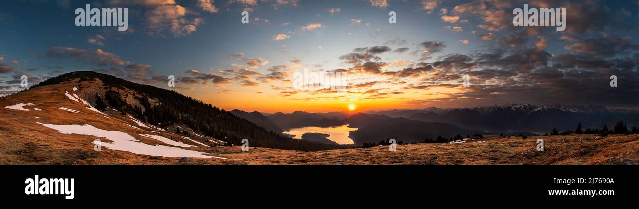 La pista Katharina Kirschner gode della vista sul Walchensee, l'Estergebirge e Karwendel ai piedi delle Alpi bavaresi durante un'alba dorata. Foto Stock