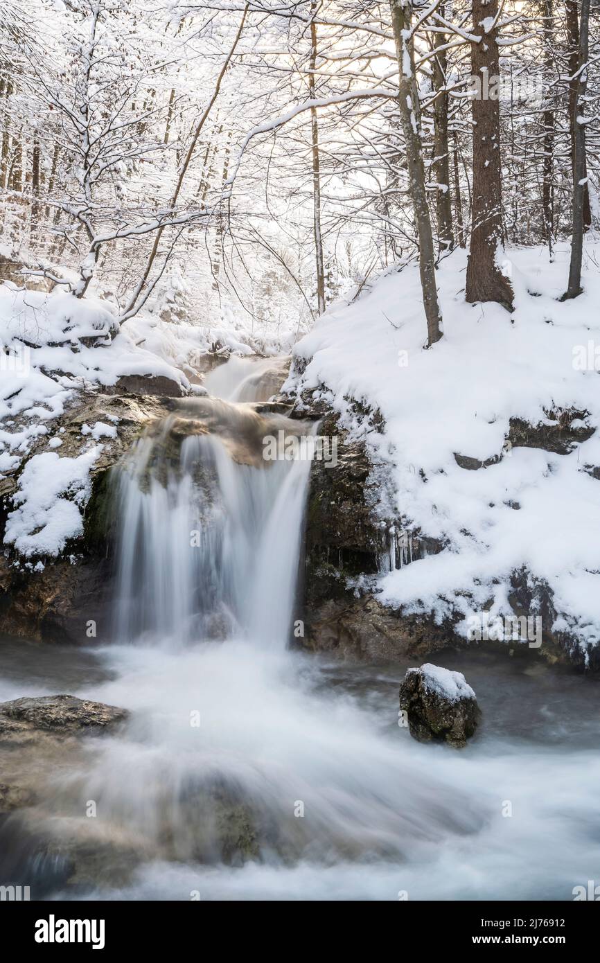 La cascata al Kesselberg, Kesselbergfall in inverno con neve e ghiaccio con le sue acque limpide da Walchensee a Kochelsee. Foto Stock