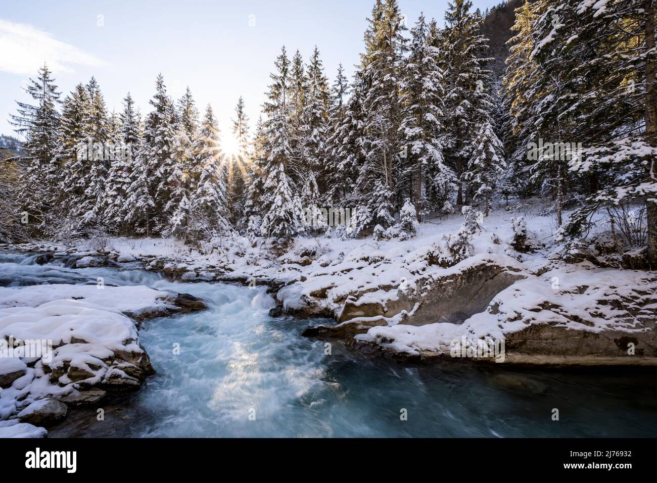 Sole con raggi del sole a Rissbach in Eng in Tirolo vicino Hinterriss in inverno con neve e ghiaccio Foto Stock