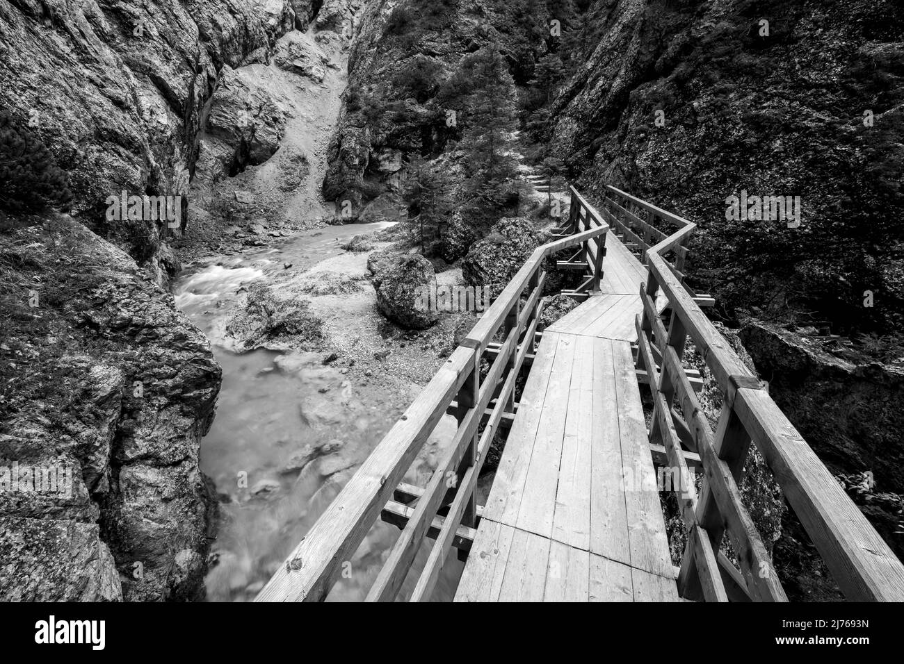 Un ponte pedonale in legno come sentiero escursionistico nella gola di Gleirschklamm vicino a Scharnitz nel Karwendel. Il flusso viene eseguito accanto ad esso. Foto Stock