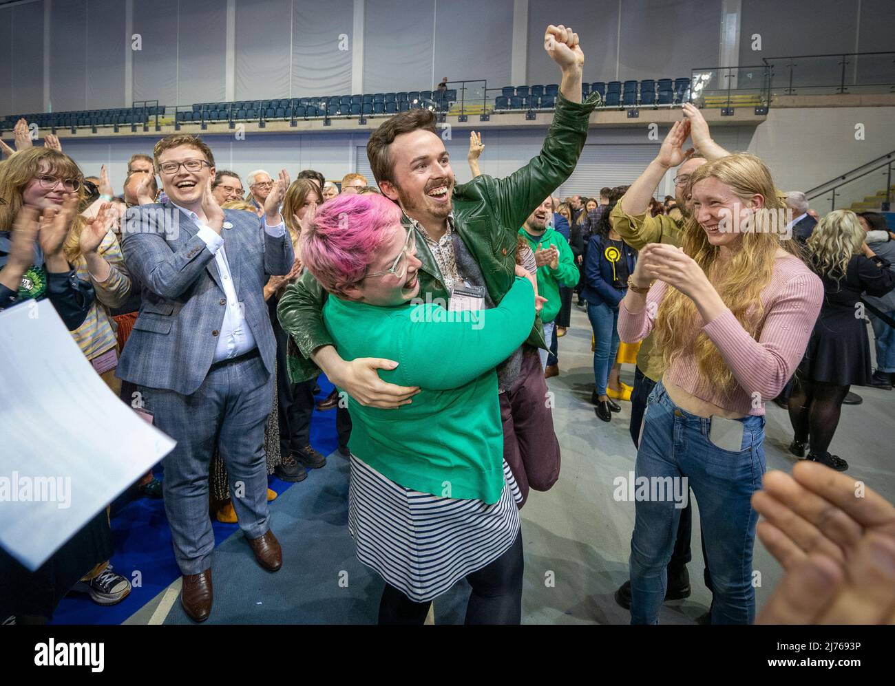 Lo Scottish Green Anthony Carroll con i sostenitori del Glasgow City Council conta alla Emirates Arena di Glasgow, nelle elezioni del governo locale. Data foto: Venerdì 6 maggio 2022. Foto Stock