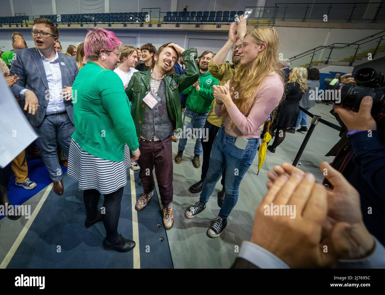 Lo Scottish Green Anthony Carroll con i sostenitori del Glasgow City Council conta alla Emirates Arena di Glasgow, nelle elezioni del governo locale. Data foto: Venerdì 6 maggio 2022. Foto Stock