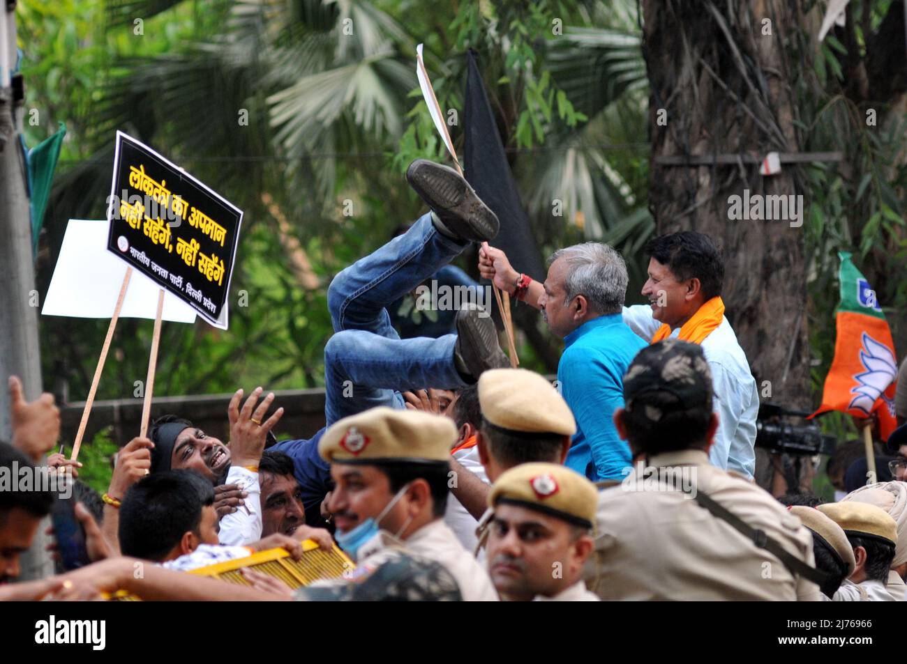 I lavoratori del partito Bhartiya Janta protestano contro la sede del partito AAP a Nuova Delhi, India il 6 maggio 2022 contro il ministro capo di Delhi Arvind Kejriwal e contro il portavoce del BJP Tejinder Pal Singh Bagga che è stato arrestato dalla polizia del Punjab dalla sua casa a Delhi. (Foto di Ravi Batra/Sipa USA) Foto Stock