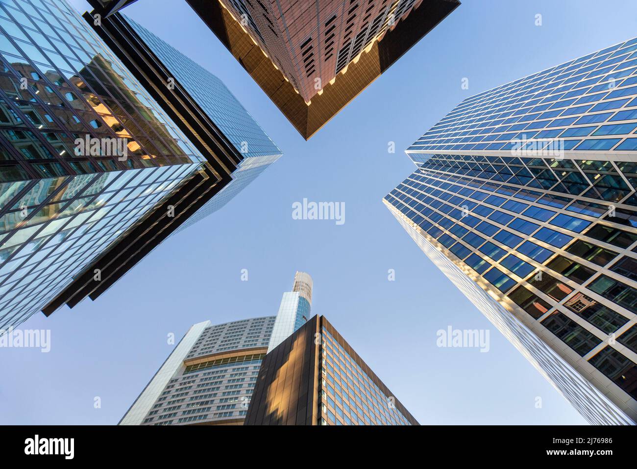 Germania, Assia, zona Reno-meno, Francoforte sul meno, Neue Mainzer Straße, Distretto bancario, Commerzbank Tower, Omni Tower, Japan Center, Taunus Tower, vista verso l'alto Foto Stock