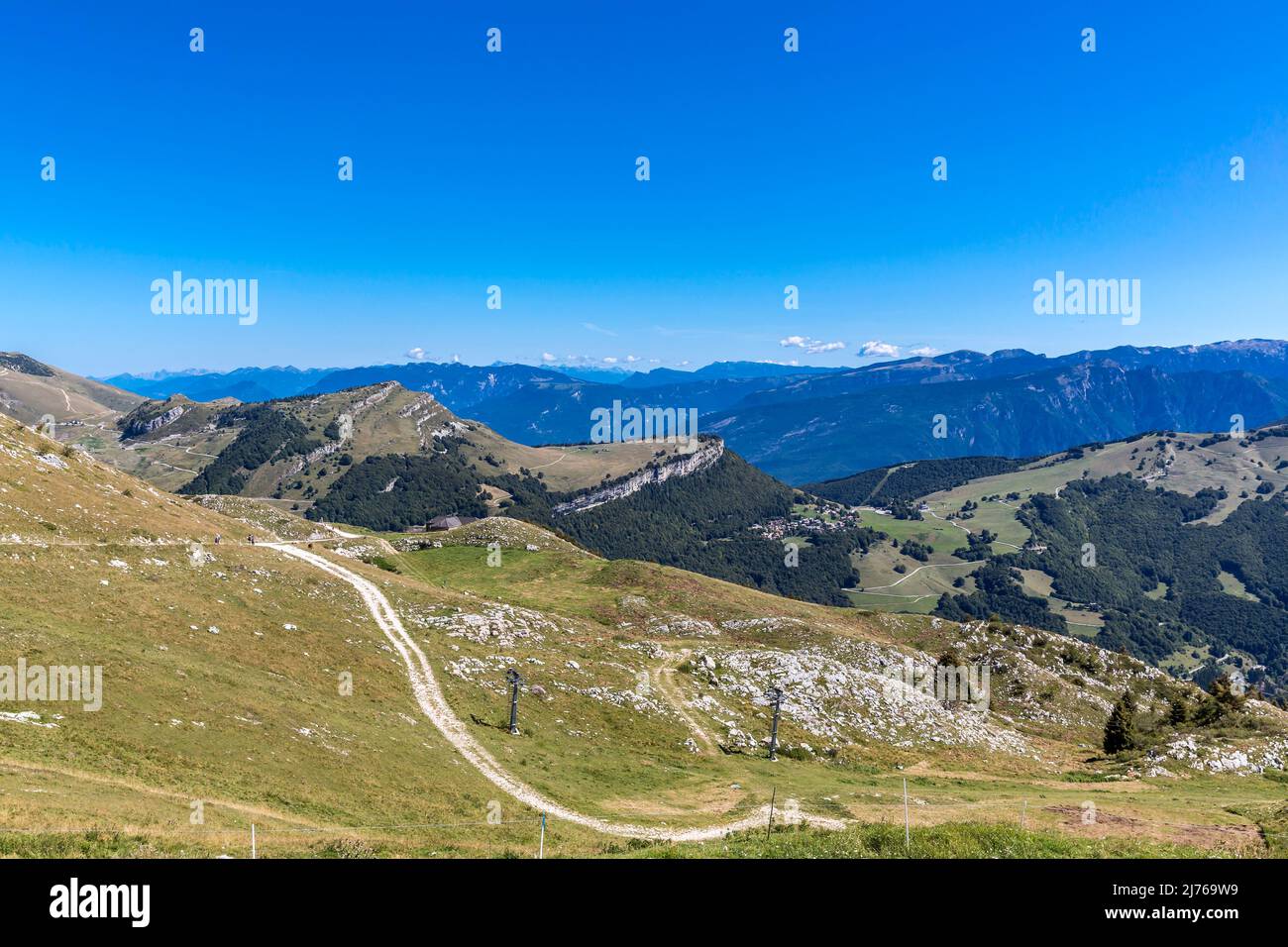 Vista dalla stazione di Monte Baldo alle montagne con Cornia piana, 1735 m, e San Valentino, Malcesine, Lago di Garda, Italia, Europa Foto Stock