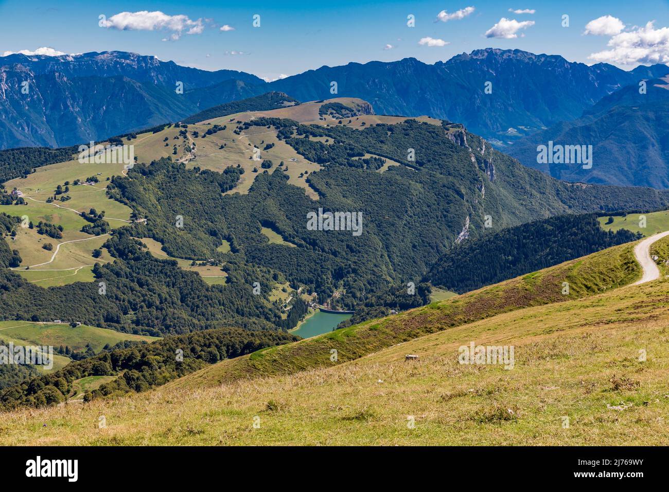 Vista dal Monte Baldo sulle montagne e sul lago di Prà della Stua, Monte Baldo, Malcesine, Lago di Garda, Italia, Europa Foto Stock