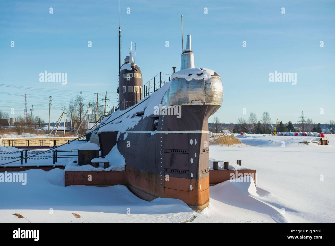 VYTEGRA, RUSSIA - 23 FEBBRAIO 2021: Sottomarino sovietico B-440 in un giorno di febbraio soleggiato. Vista frontale. Museo della città di Vytegra Foto Stock