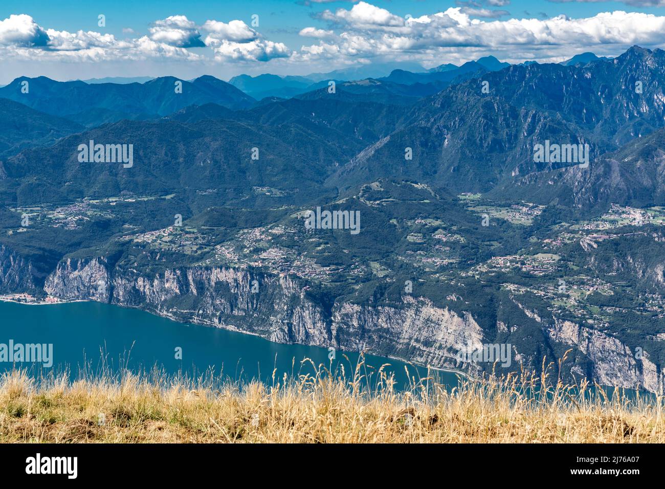 Vista dal Monte Baldo sul Lago di Garda, Malcesine, Lago di Garda, Italia, Europa Foto Stock