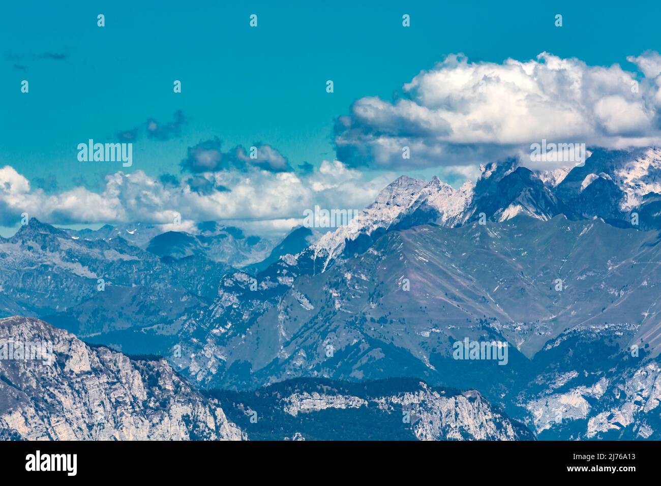 Vista dal Monte Baldo alle Alpi, Malcesine, Lago di Garda, Italia, Europa Foto Stock