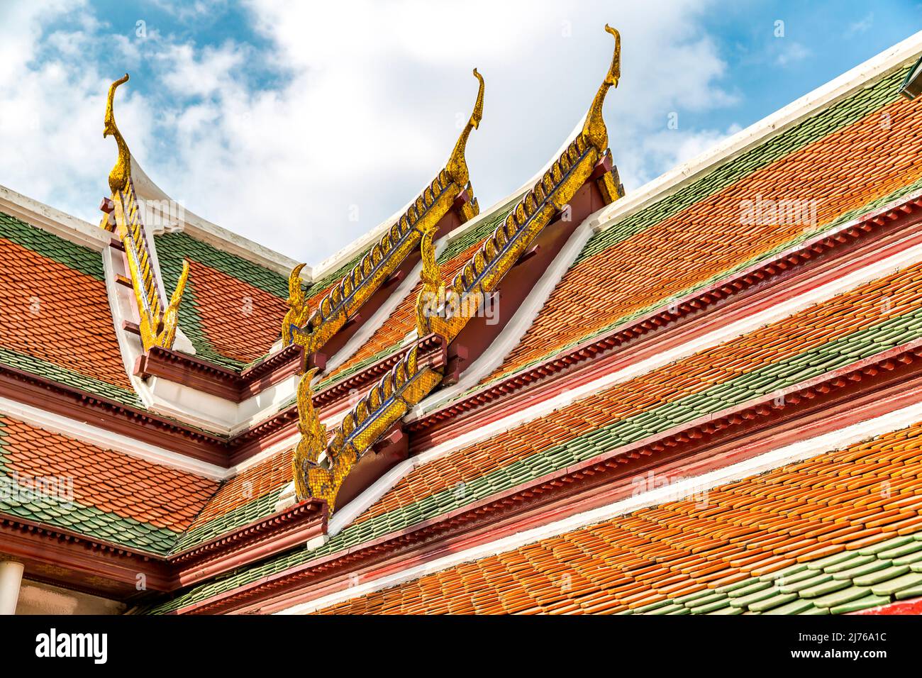 Tetti decorati con piastrelle colorate, Palazzo reale, Grand Palace, Wat Phra Kaeo, Tempio del Buddha di Smeraldo, Bangkok, Thailandia, Asia Foto Stock
