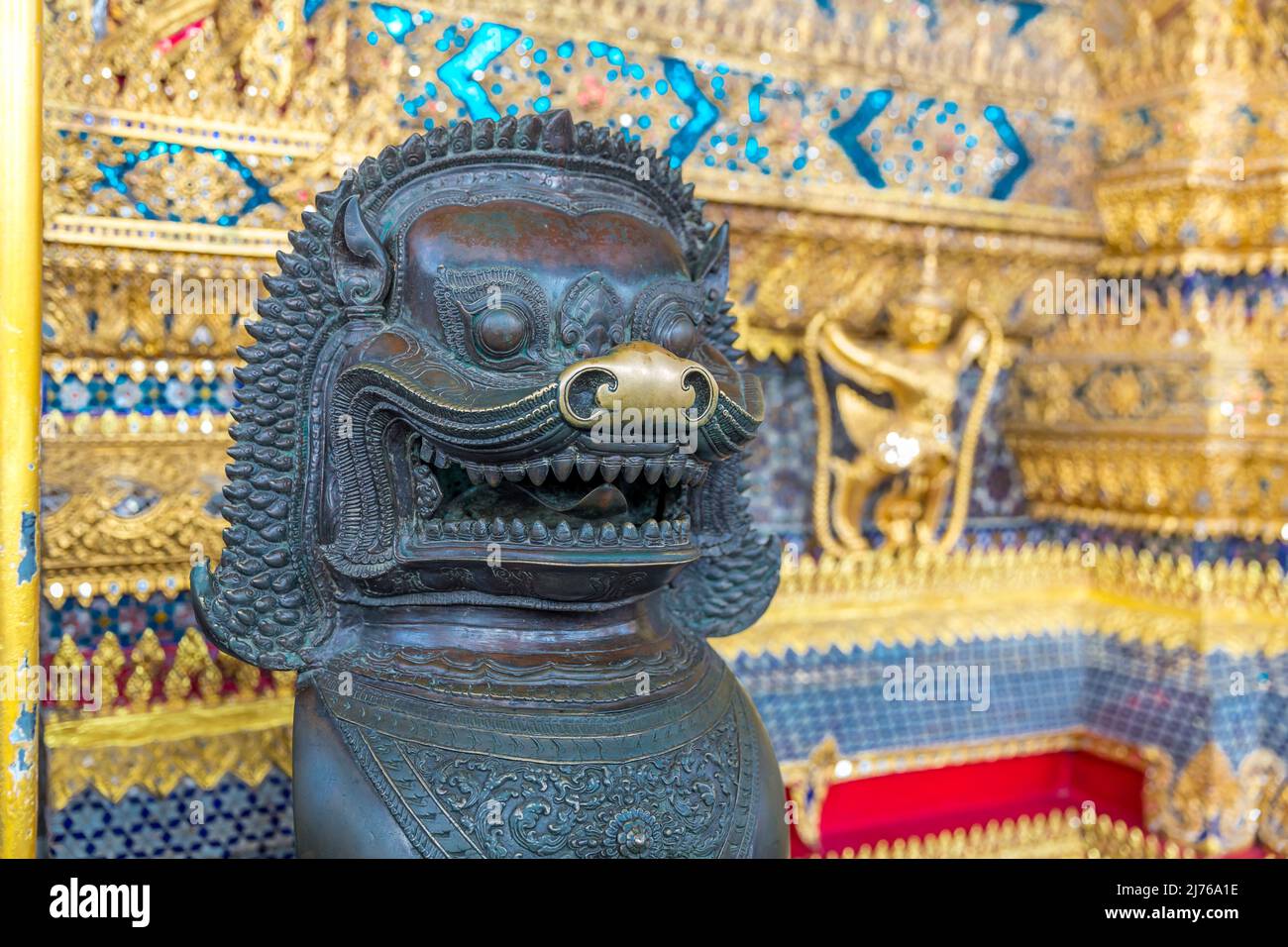 Figura del leone, Tempio del Buddha di Smeraldo, Palazzo reale, Grand Palace, Wat Phra Kaeo, Tempio del Buddha di Smeraldo, Bangkok, Thailandia, Asia Foto Stock