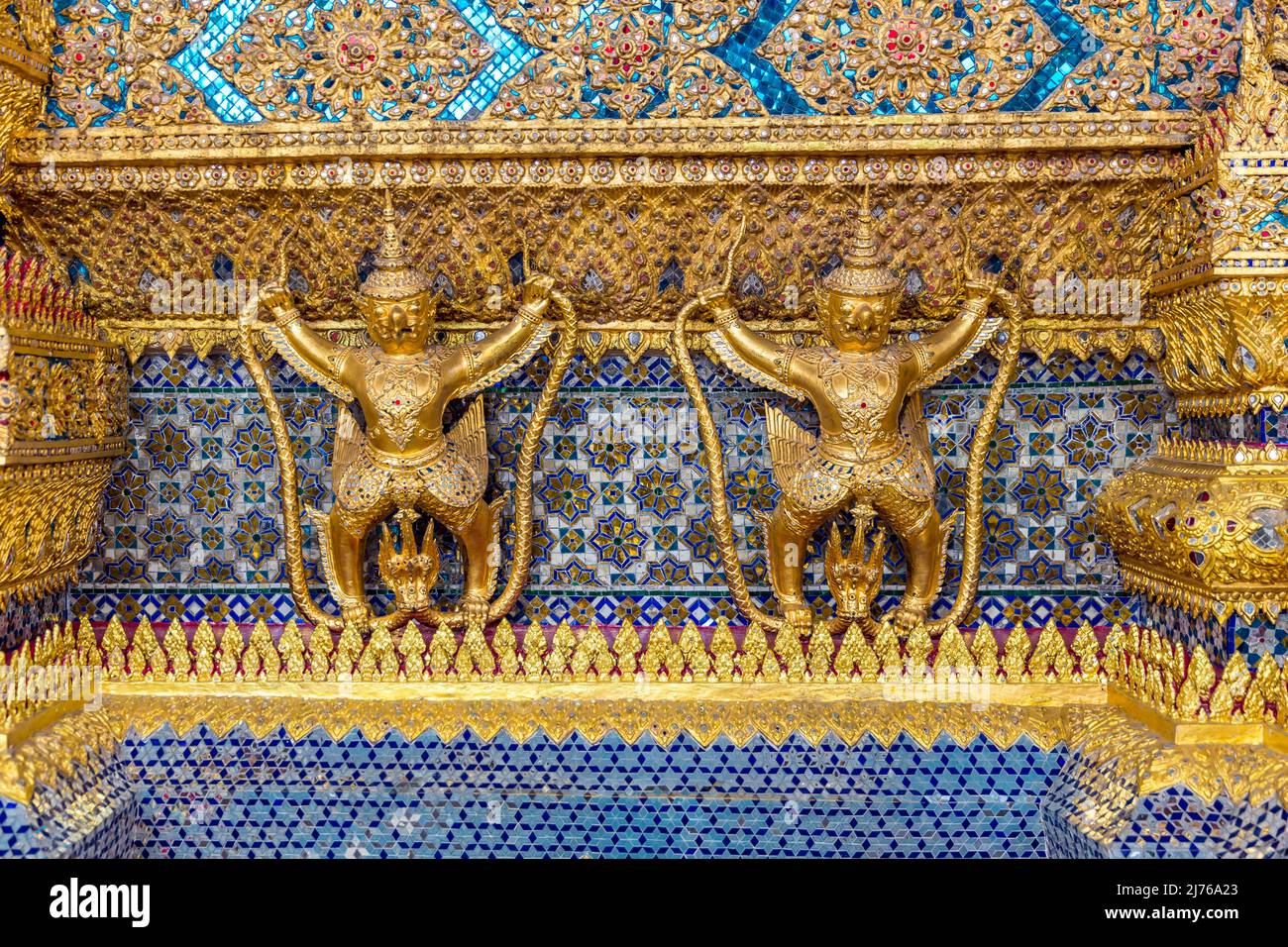 Figure di Garuda con serpente Naga, Tempio del Buddha di Smeraldo, Palazzo reale, Grand Palace, Wat Phra Kaeo, Bangkok, Tailandia, Asia Foto Stock