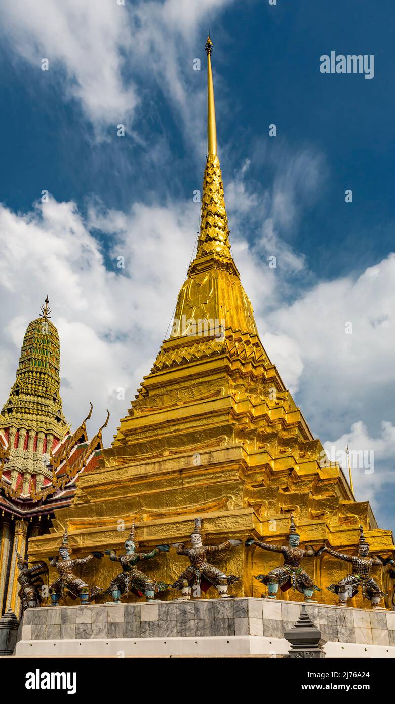 Stupa dorata con figure demone scimmie di fronte al pantheon reale, Palazzo reale, Grand Palace, Wat Phra Khaeo, Bangkok, Tailandia, Asia Foto Stock