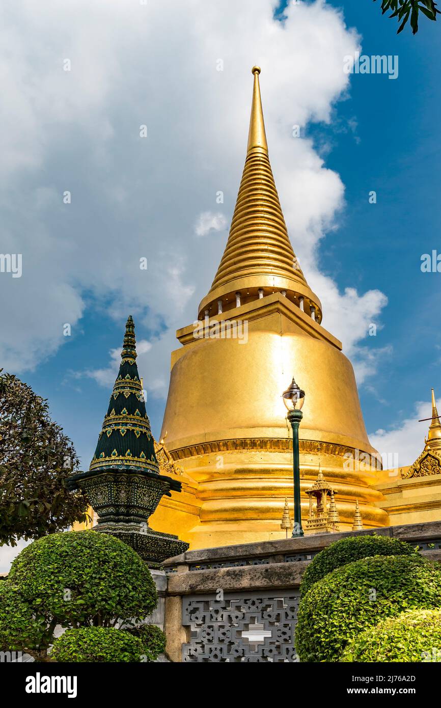 Phra Siratana Chedi, il Golden Chedi, Reliquary, Palazzo reale, Grand Palace, Wat Phra Kaeo, Tempio del Buddha di Smeraldo, Bangkok, Thailandia, Asia Foto Stock