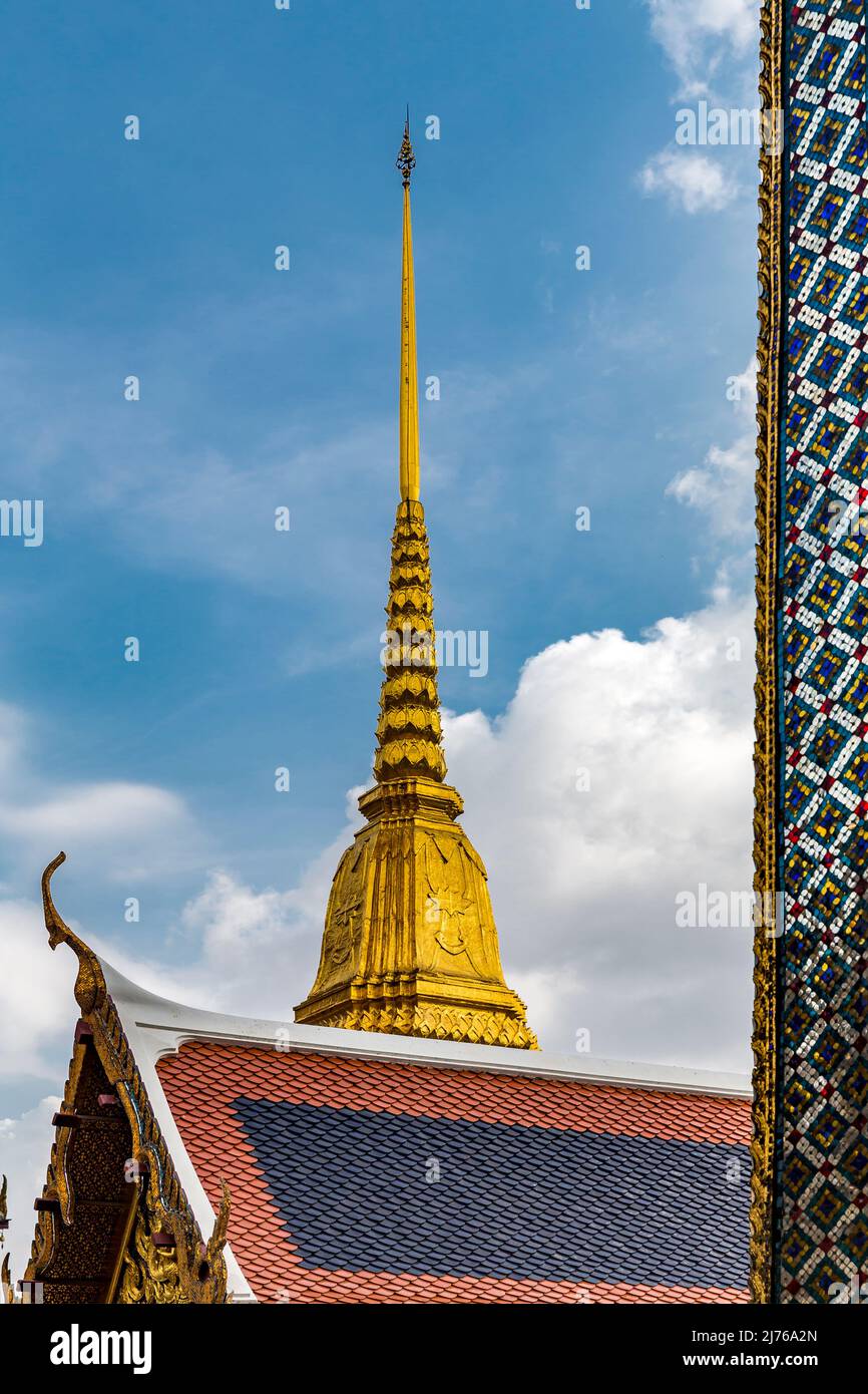 Golden Stupa, Palazzo reale, Grand Palace, Wat Phra Kaeo, Tempio del Buddha di Smeraldo, Bangkok, Thailandia, Asia Foto Stock