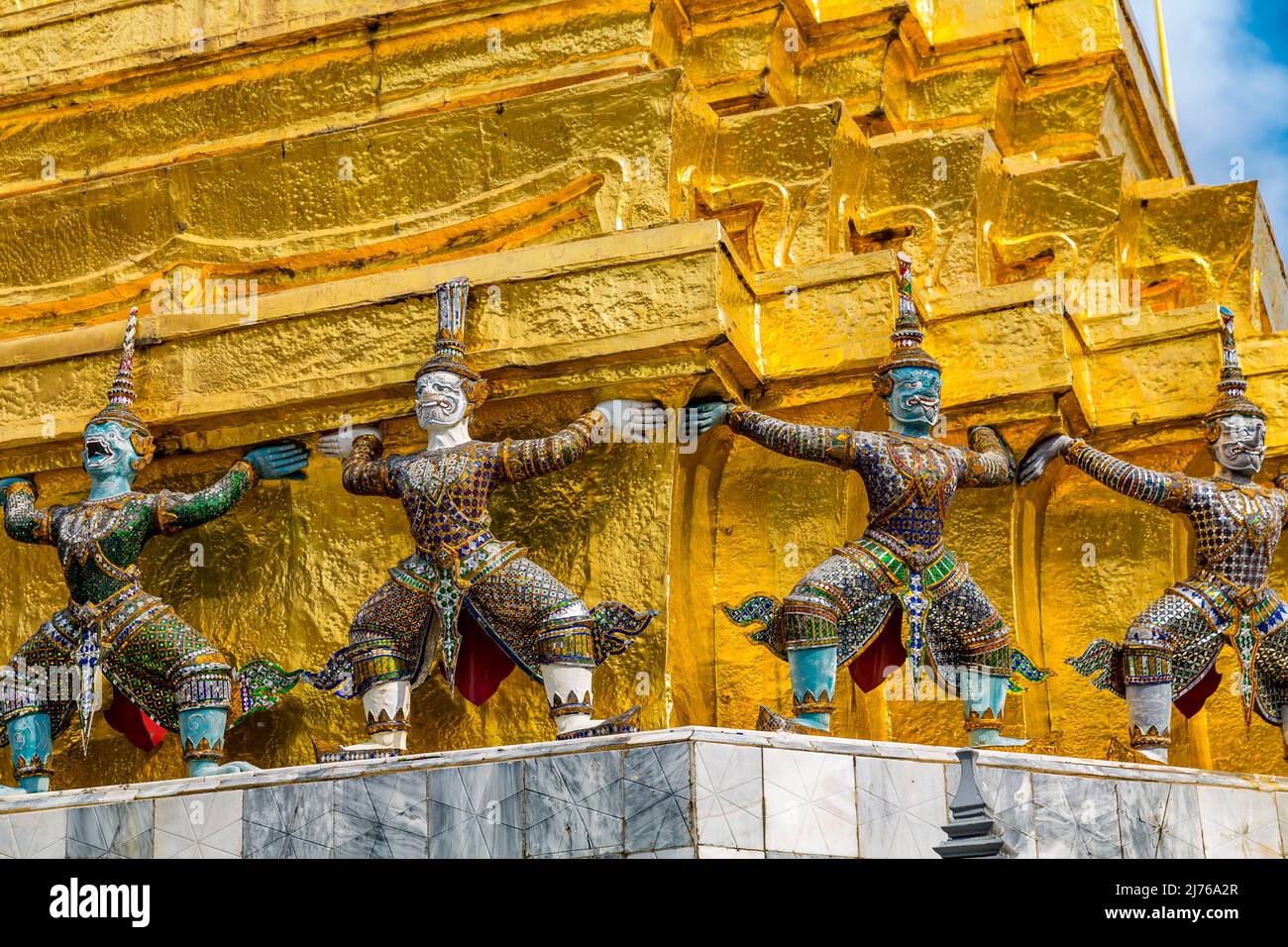 Demoni scimmie, figure, stupa dorata, Palazzo reale, Grand Palace, Wat Phra Khaeo, Bangkok, Thailandia, Asia Foto Stock