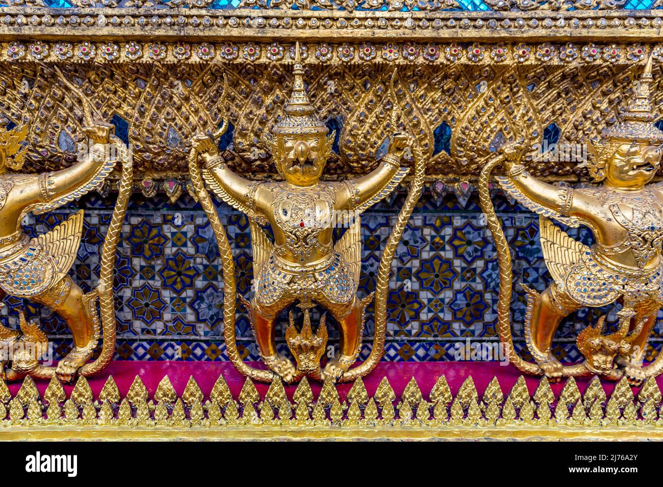 Figure di Garuda con serpente Naga, Tempio del Buddha di Smeraldo, Palazzo reale, Grand Palace, Wat Phra Kaeo, Bangkok, Tailandia, Asia Foto Stock