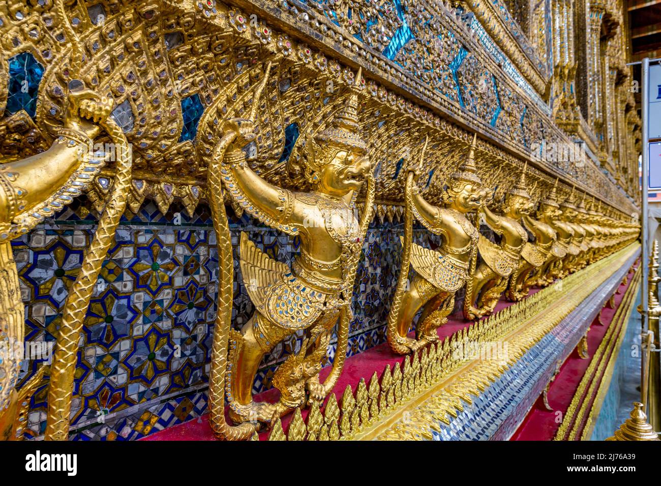 Figure di Garuda con serpente Naga, Tempio del Buddha di Smeraldo, Palazzo reale, Grand Palace, Wat Phra Kaeo, Bangkok, Tailandia, Asia Foto Stock