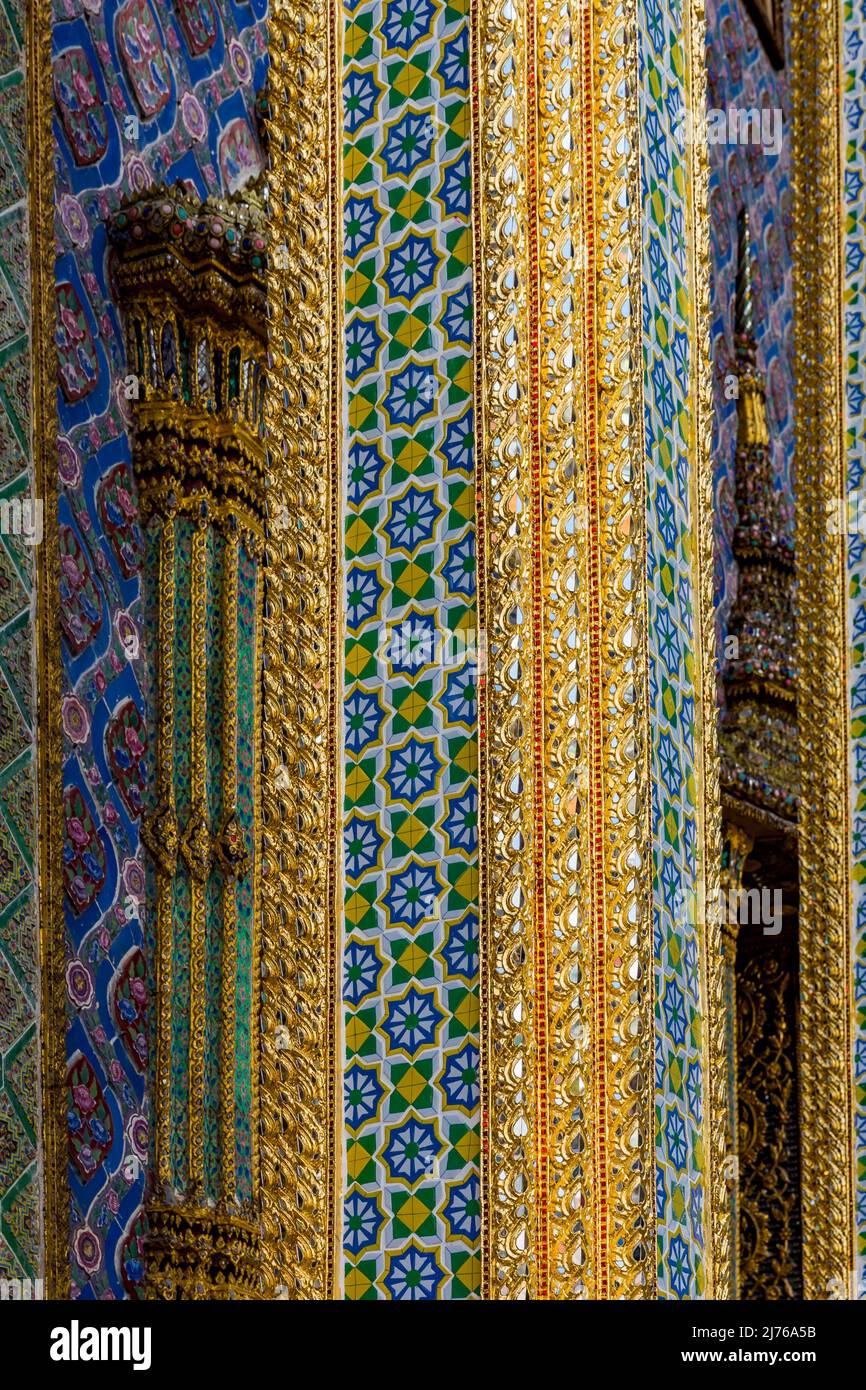 Phra Mondop, decorazioni colorate delle pareti della biblioteca, Palazzo reale, Grand Palace, Wat Phra Kaeo, Tempio del Buddha di Smeraldo, Bangkok, Thailandia, Asia Foto Stock