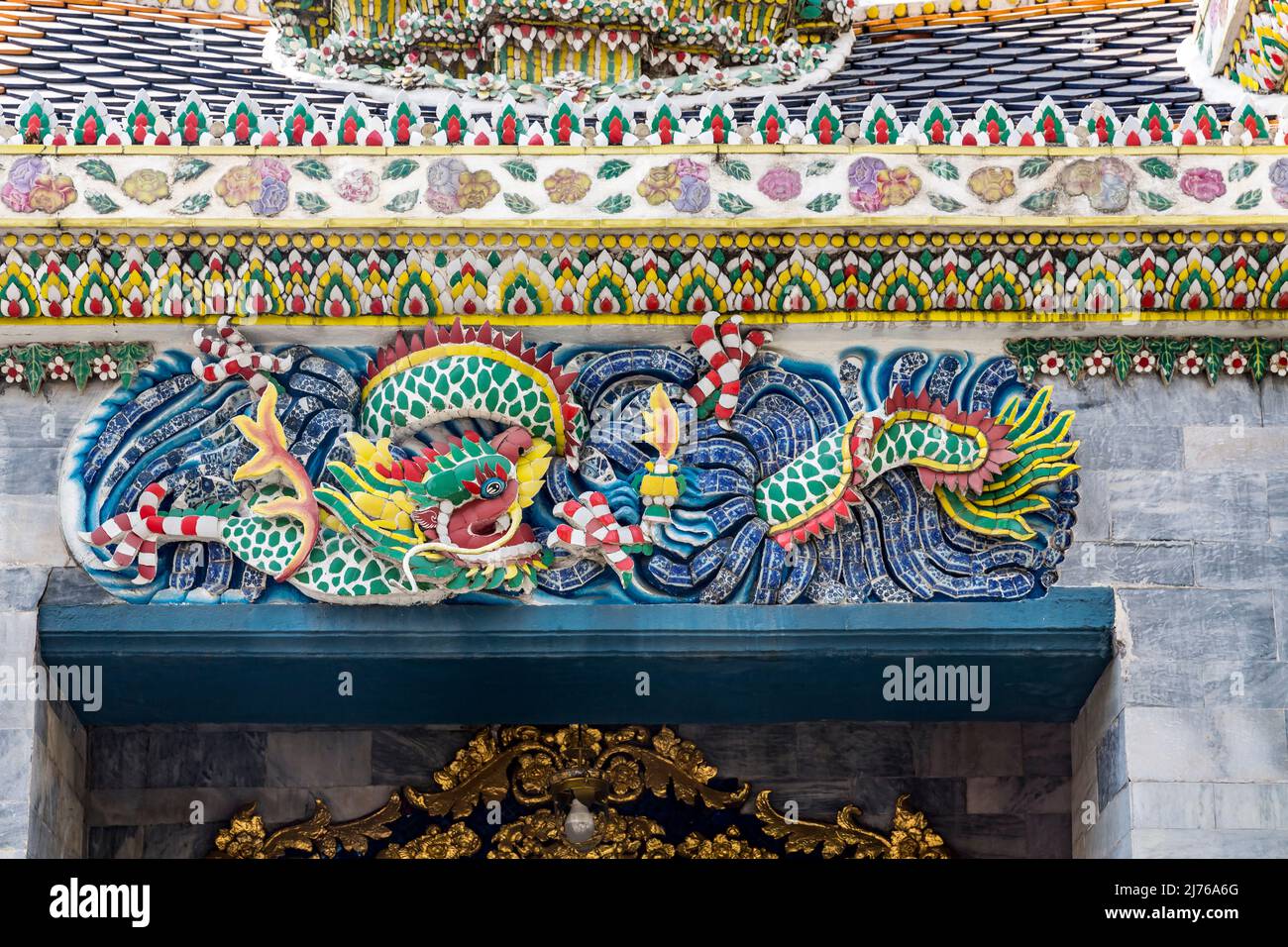 Figura di drago a mosaico, Padiglione Snamchand, Palazzo reale, Grand Palace, Wat Phra Kaeo, Tempio del Buddha di Smeraldo, Bangkok, Thailandia, Asia Foto Stock