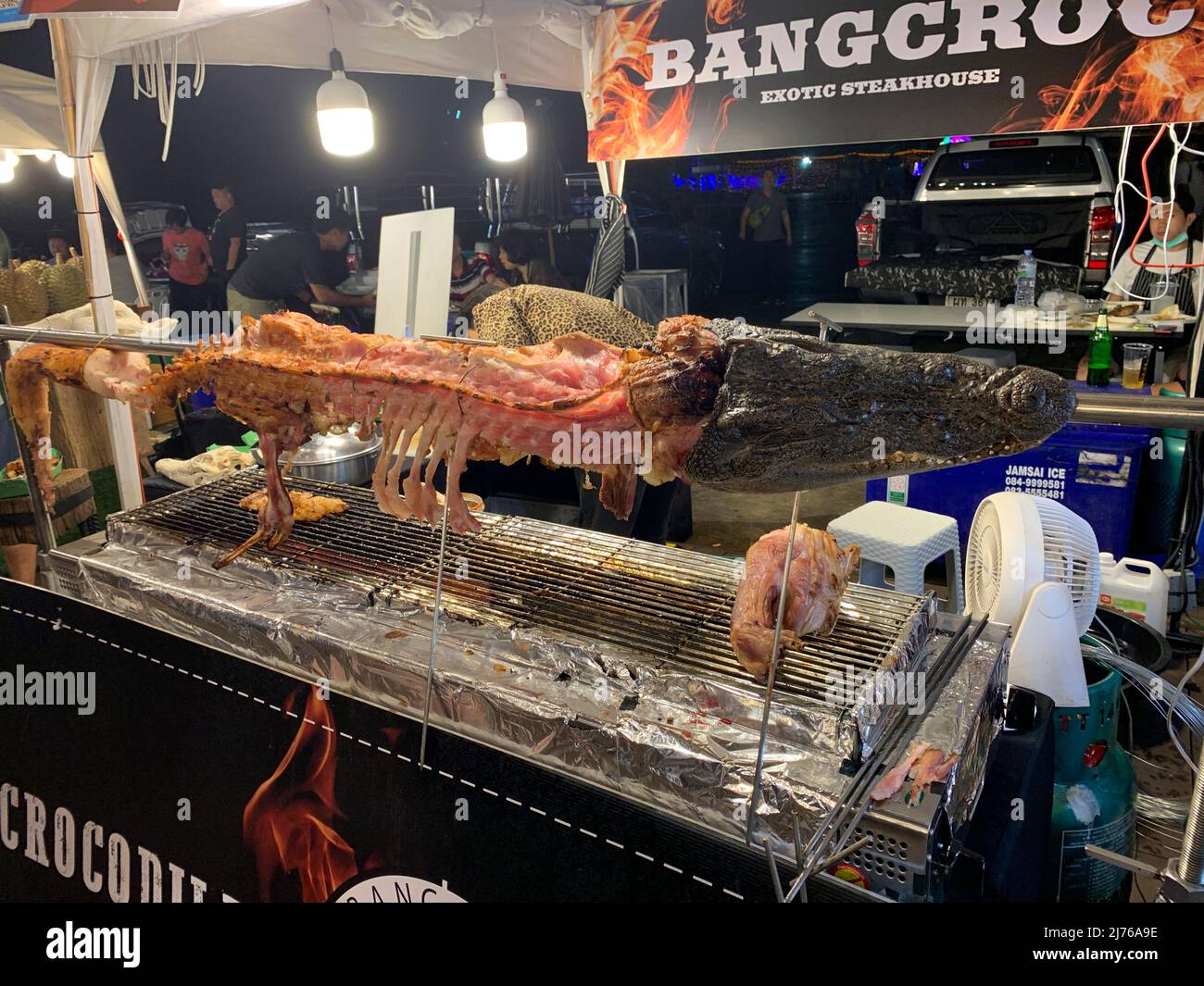 Coccodrillo alla griglia, vendita di carne di coccodrillo, Asiatique The Riverfront, Entertainment Mile, mercato notturno, Fiume Chao Praya, Bangkok, Thailandia, Asia Foto Stock