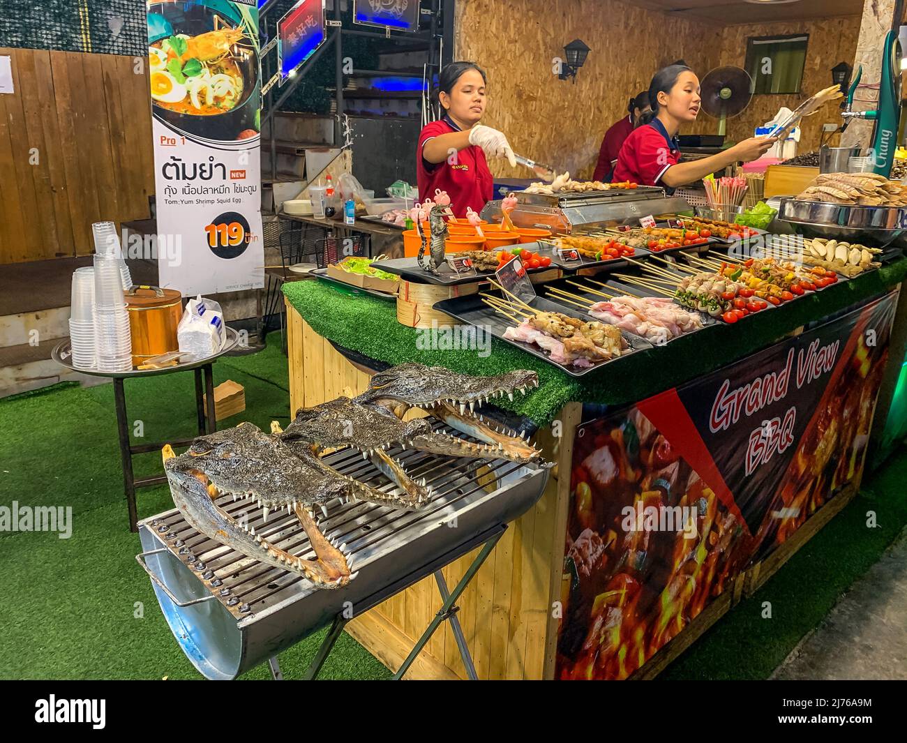 Vendita di carne di coccodrillo e vari piatti esotici, Asiatique il lungofiume, miglio di intrattenimento, mercato notturno, fiume Chao Praya, Bangkok, Tailandia, Asia. Foto Stock