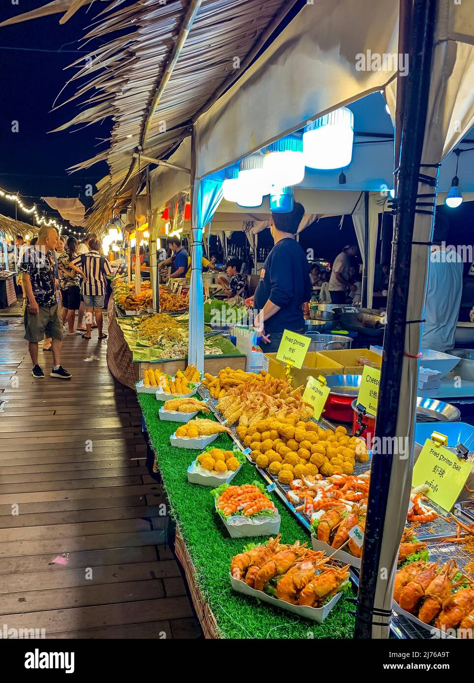 Vendita di frutti di mare e vari piatti esotici, Asiatique The Riverfront, Entertainment Mile, mercato notturno, fiume Chao Praya, Bangkok, Tailandia, Asia Foto Stock