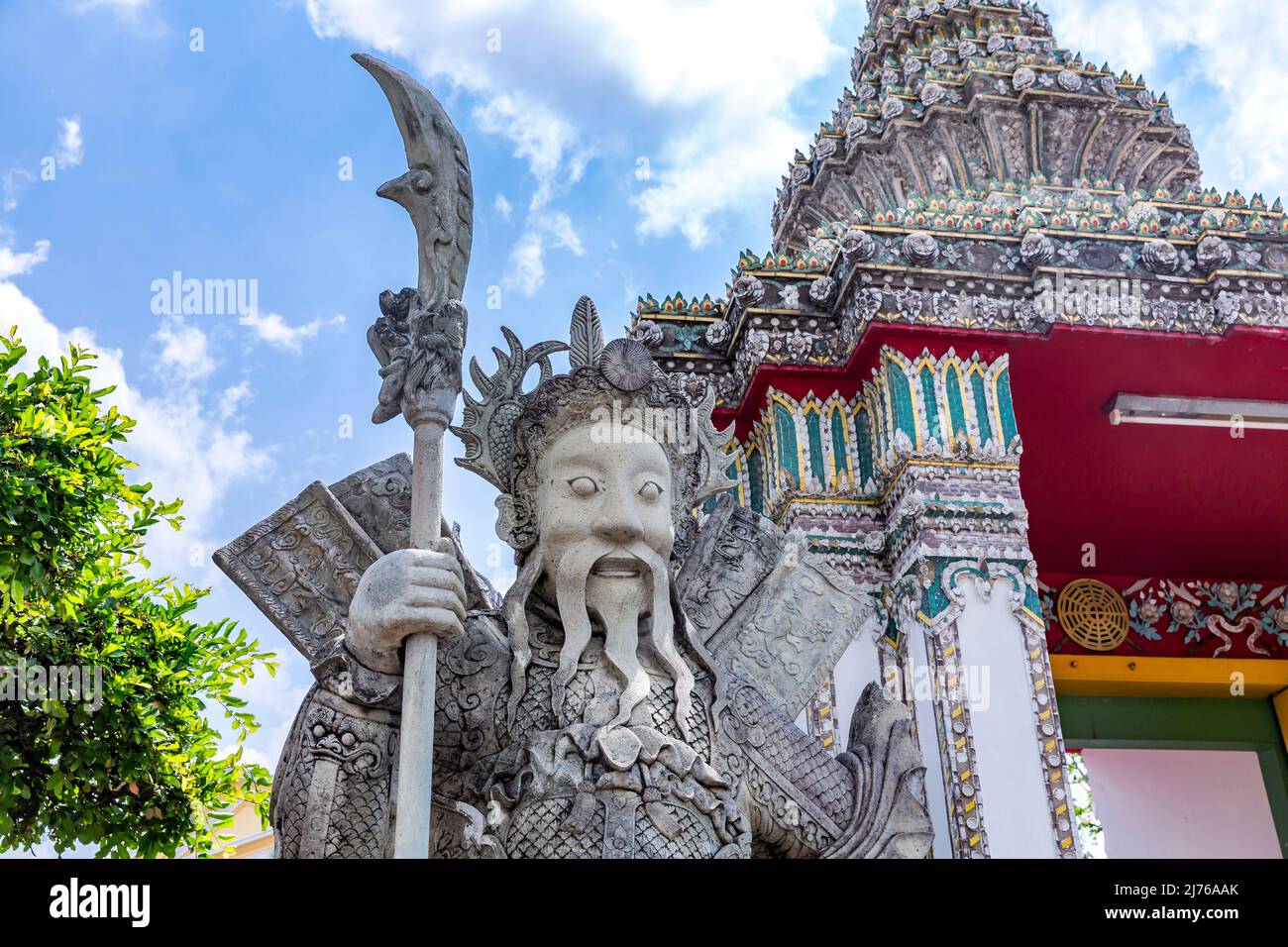 Porta d'ingresso protetta da figura cinese in pietra, custode del tempio, complesso del tempio Wat Pho, Tempio del Buddha sdraiato, Bangkok, Thailandia, Asia Foto Stock