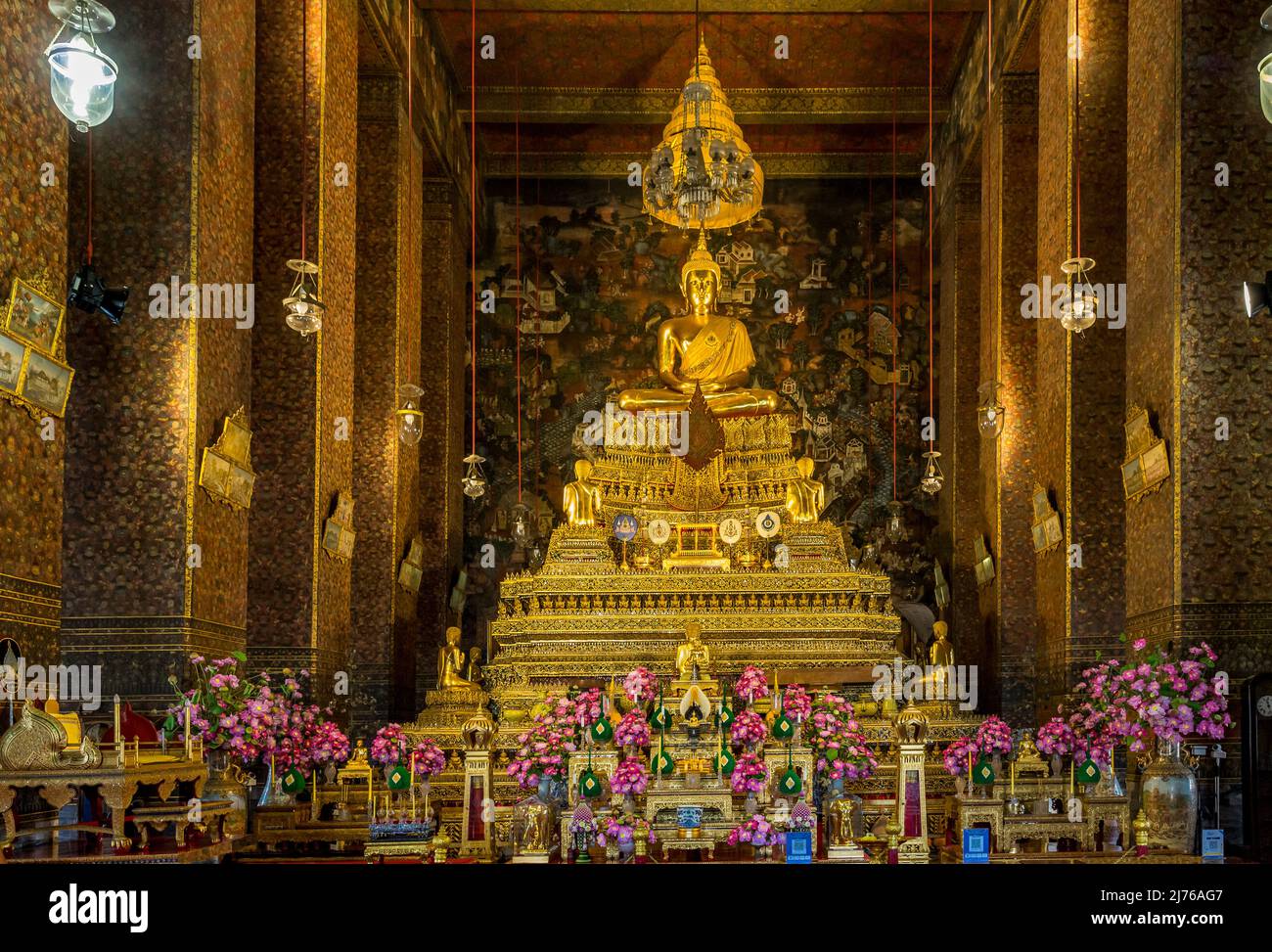 Statua del Buddha seduto Phra Phuttha Thewapatimakon, Phra Ubosoth, complesso del tempio Wat Pho, tempio del Buddha reclinato, Bangkok, Thailandia, Asia Foto Stock