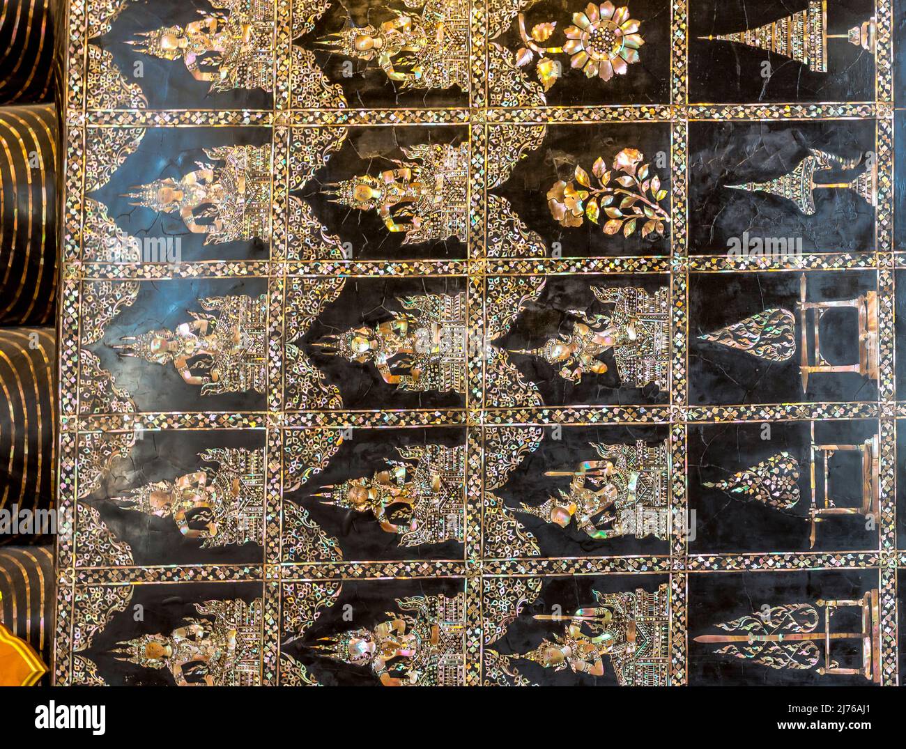 Inlay madreperla sulle suole dei piedi del Buddha reclinante, Viharn Phranorn, Wat Pho complesso tempio, Tempio del Buddha reclinante, Bangkok, Thailandia, Asia Foto Stock