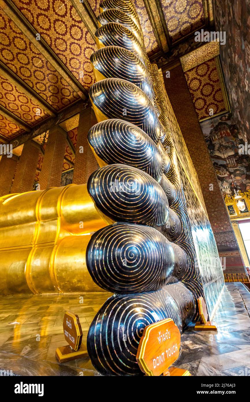 Inlay madreperla sulle suole dei piedi del Buddha reclinante, Viharn Phranorn, Wat Pho complesso tempio, Tempio del Buddha reclinante, Bangkok, Thailandia, Asia Foto Stock