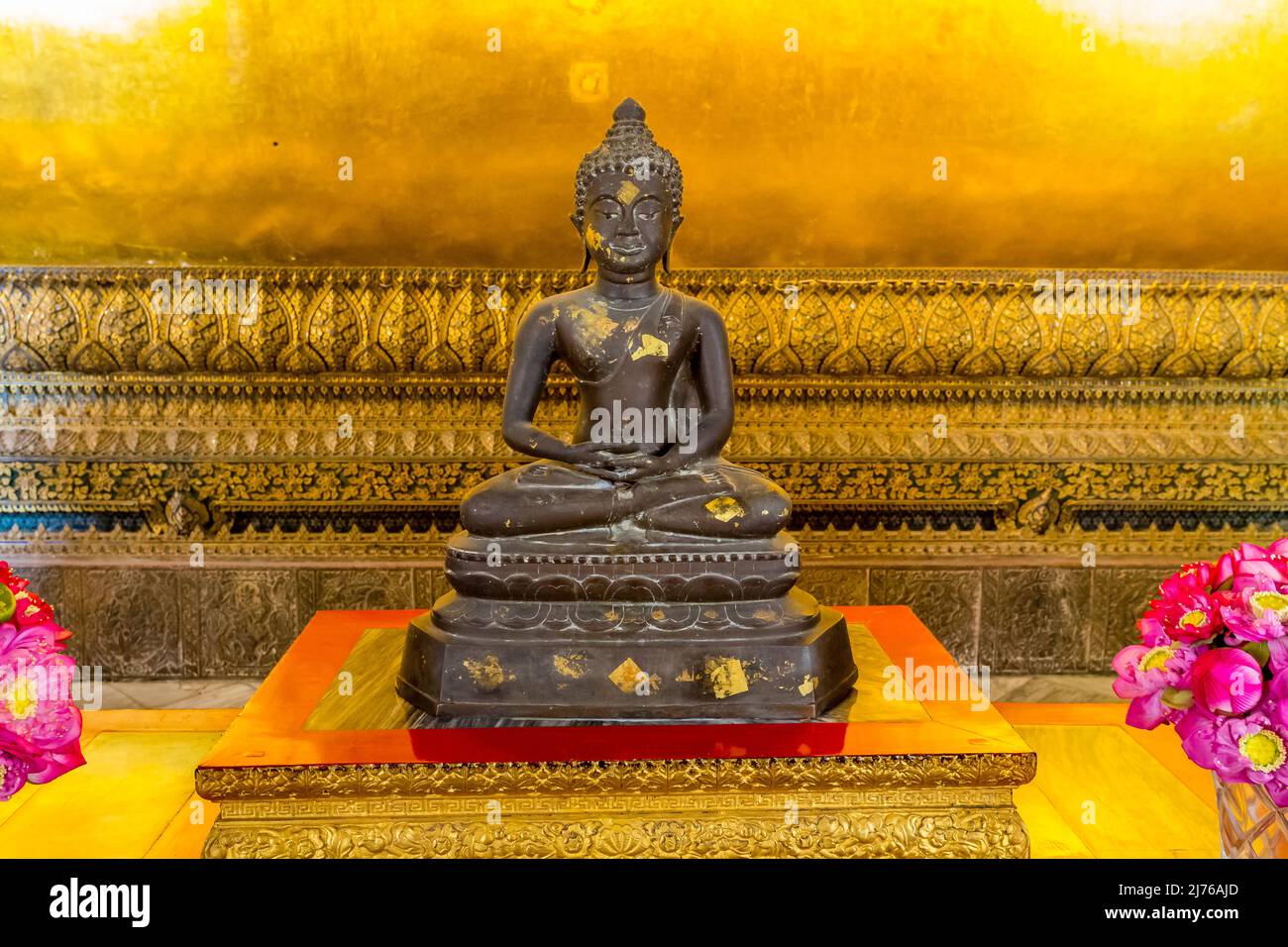 Statua del piccolo Buddha, Viharn Phranorn, complesso del tempio di Wat Pho, Tempio del Buddha sdraiato, Bangkok, Thailandia, Asia Foto Stock
