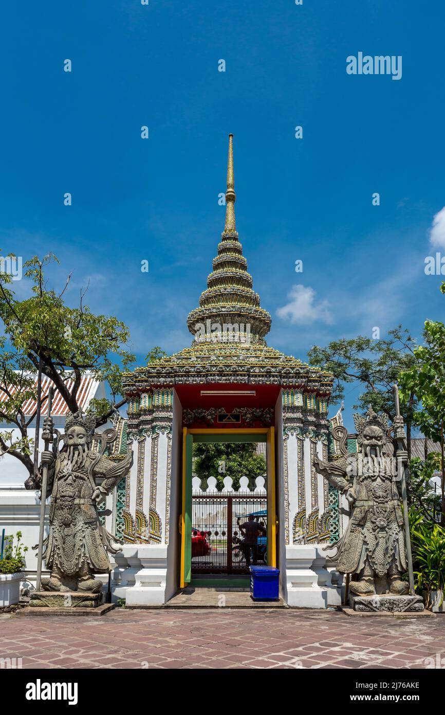 Porta d'ingresso protetta da figure cinesi in pietra, custodi del tempio, complesso del tempio Wat Pho, Tempio del Buddha sdraiato, Bangkok, Thailandia, Asia Foto Stock