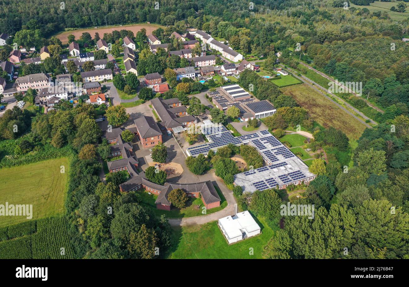 Bottrop, Renania settentrionale-Vestfalia, Germania - di fronte alla Welheimer Mark Municipal Primary School, a destra della scuola del tetraedro, scuola speciale con l'attenzione allo sviluppo mentale, Foto Stock