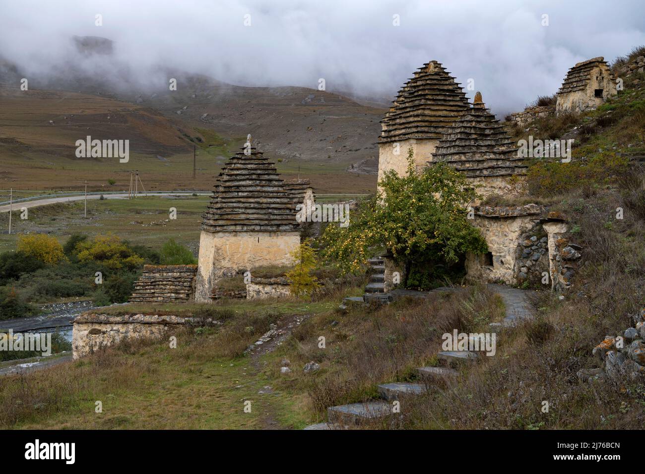 Una nuvolosa giornata di ottobre nell'antica città dei morti (complesso di tombe di Dargavs). Ossezia settentrionale-Alania, Federazione russa Foto Stock