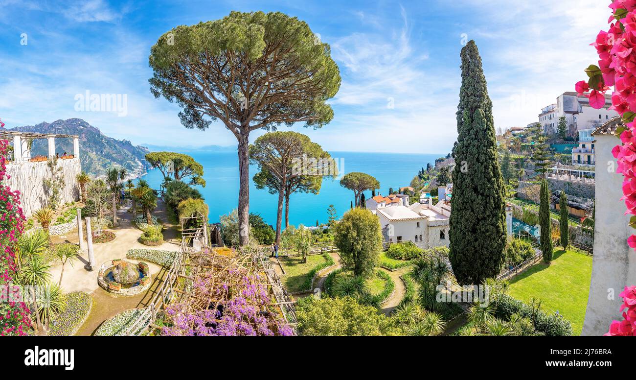 Ravello, Italia; 19 aprile 2022 - una vista dai giardini di Villa Ravello, Italia Foto Stock