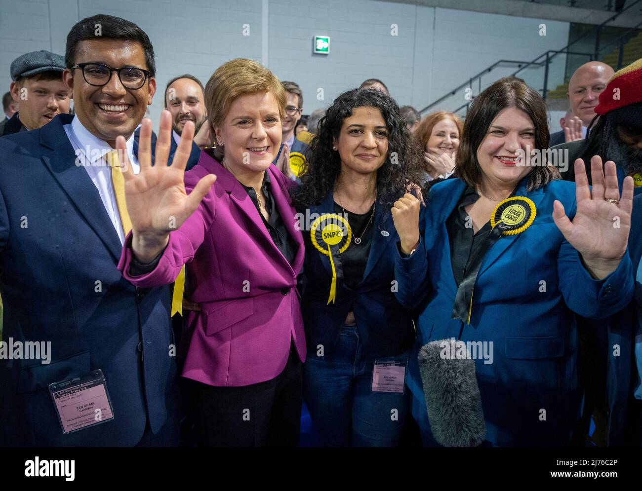 Il primo Ministro Nicola Sturgeon con Zen Ghani della SNP, Roza Salih (seconda a destra) e Susan Aitken (destra) al Glasgow City Council contano alla Emirates Arena di Glasgow, nelle elezioni del governo locale. Data foto: Venerdì 6 maggio 2022. Foto Stock