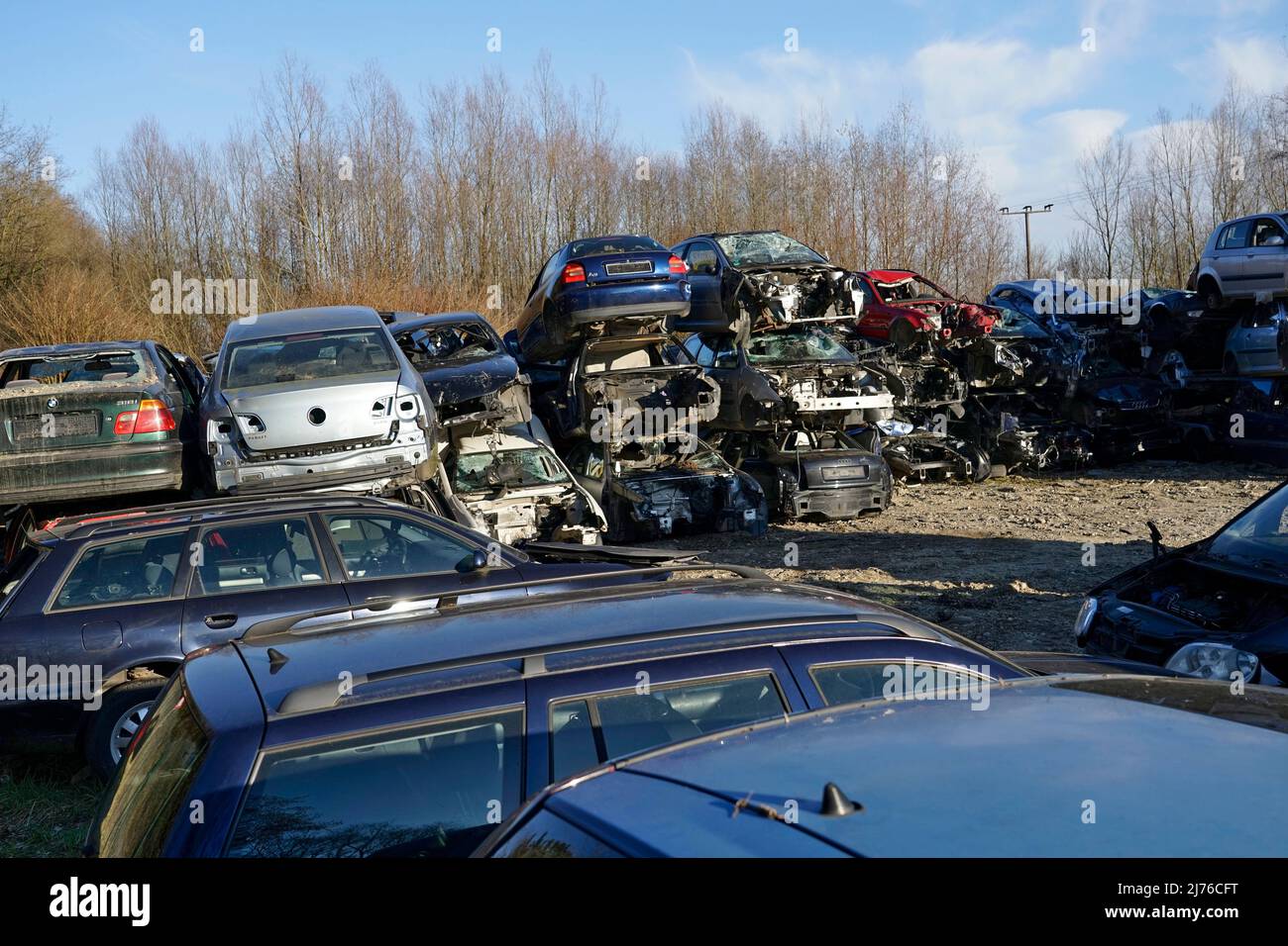 Germania, Baviera, alta Baviera, distretto di Altötting, riciclaggio di automobili, rottami di automobili, impilati Foto Stock