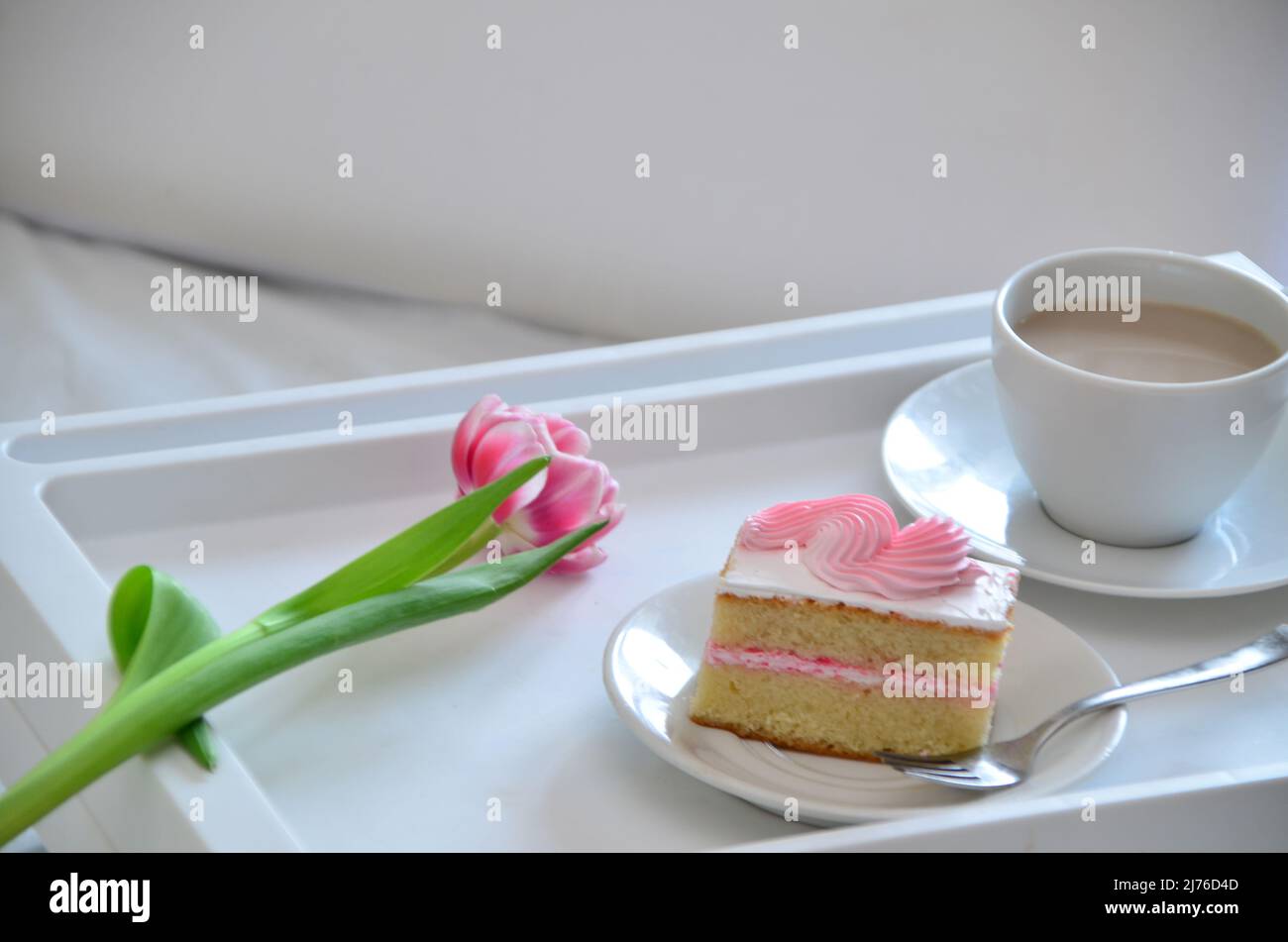 Il giorno della madre, l'amore per la mamma. Mattina con cura per la mamma. Un vassoio di caffè e torta sul letto. Cartolina scritta da una figlia o figlio che amo il fotoricettore del mom Foto Stock