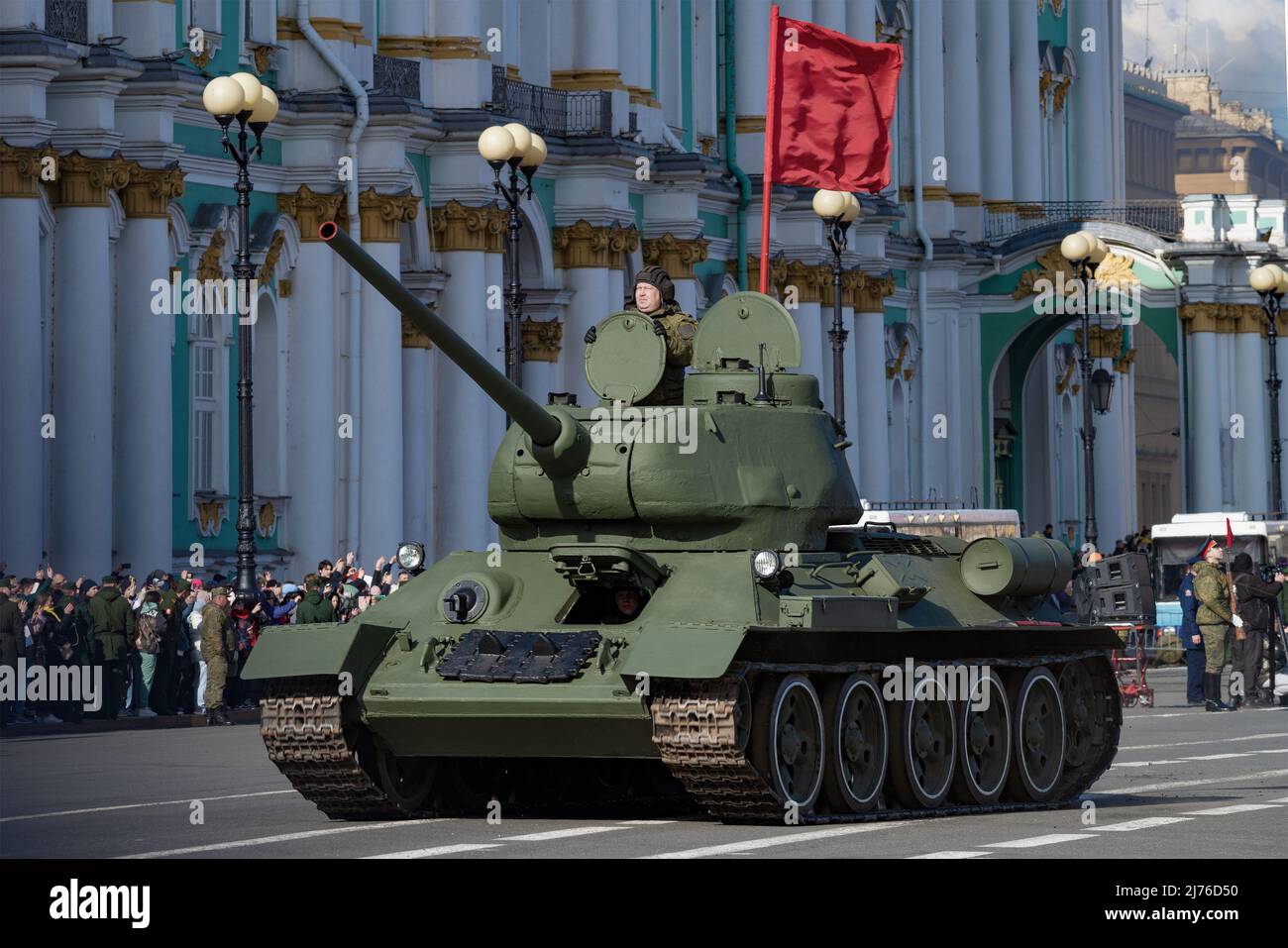 SAN PIETROBURGO, RUSSIA - 28 APRILE 2022: Carro armato sovietico di T-34 da primo piano della seconda guerra mondiale. Prova della Parata della Vittoria in Piazza del Palazzo Foto Stock