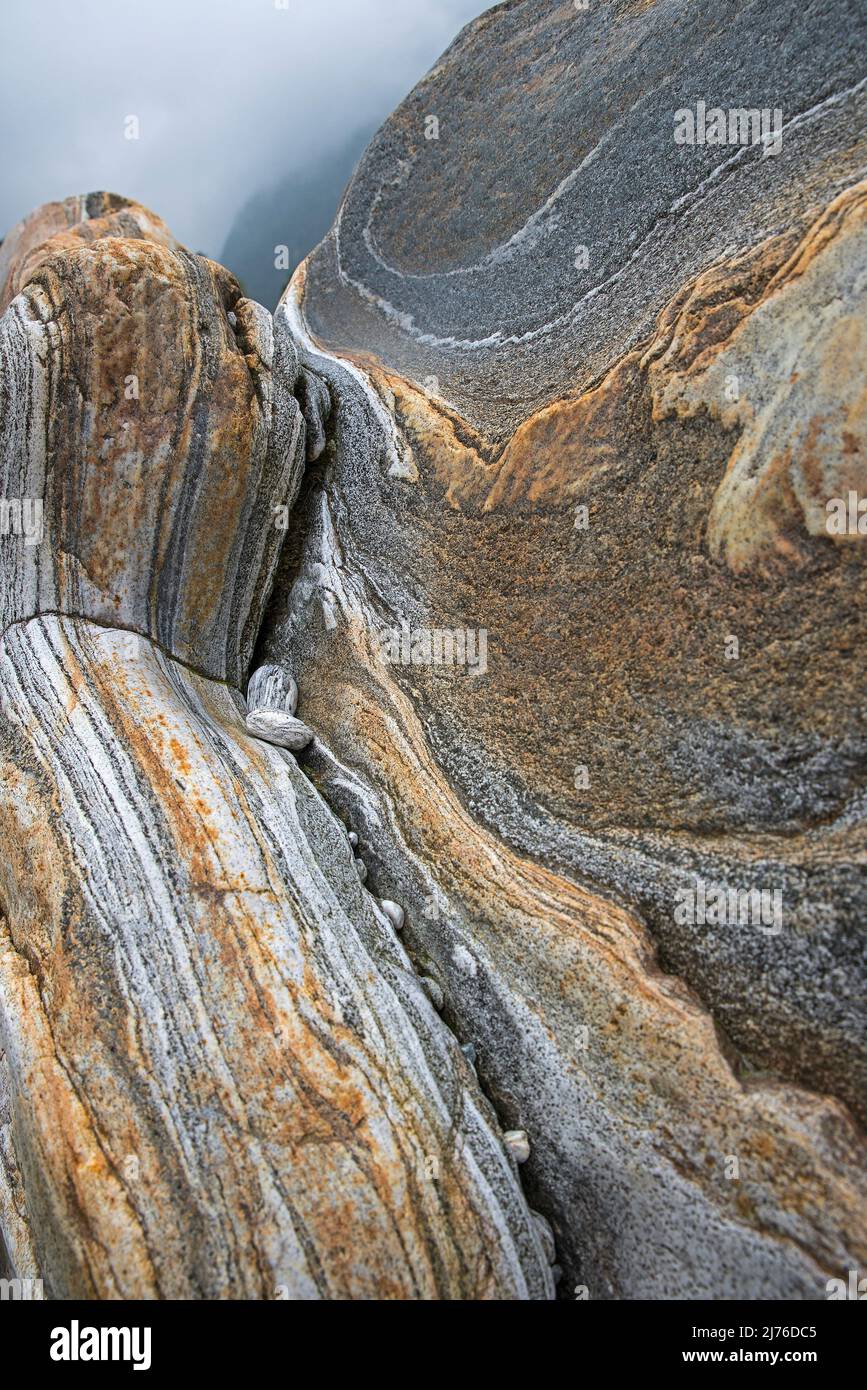 Strutture colorate in roccia, Val Verzasca, Svizzera, Canton Ticino Foto Stock