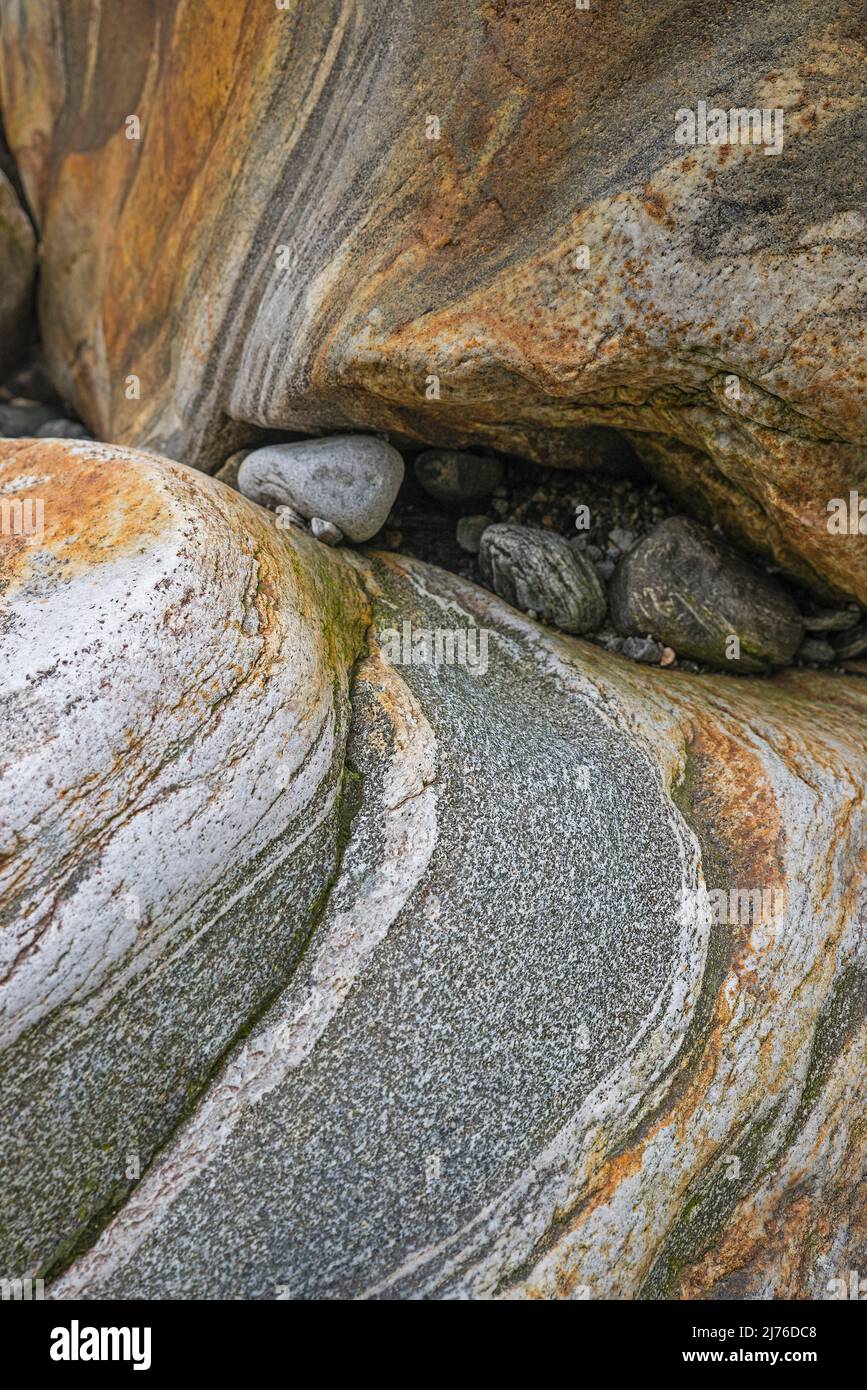 Strutture colorate in roccia, Val Verzasca, Svizzera, Canton Ticino Foto Stock