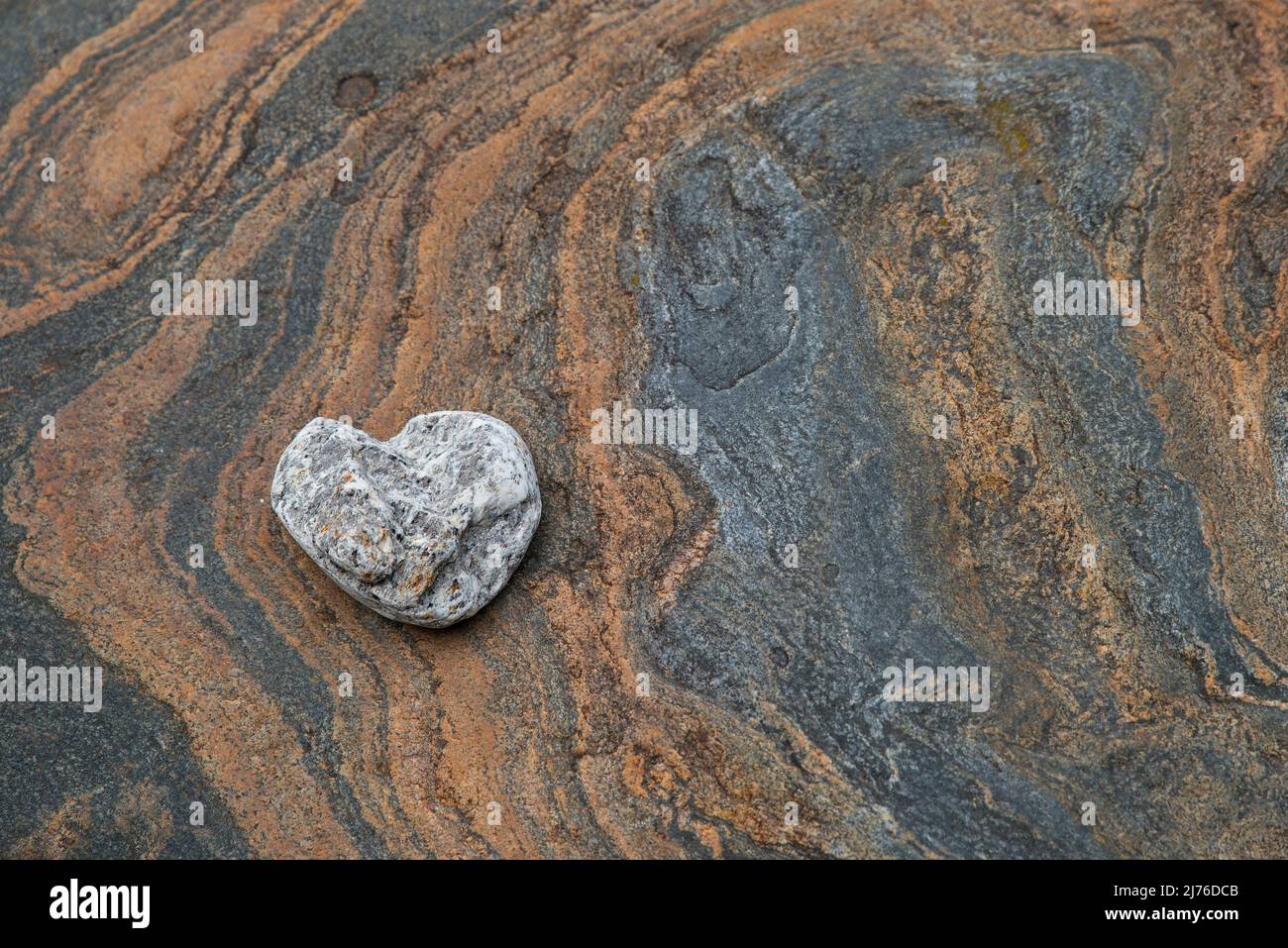 Pietra a forma di cuore su strutture colorate in roccia, Val Verzasca, Svizzera, Canton Ticino Foto Stock