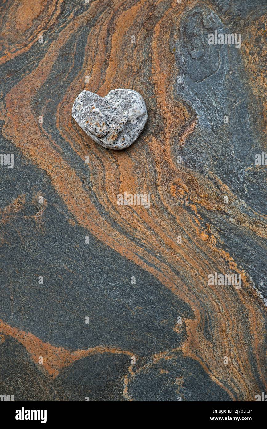 Pietra a forma di cuore su strutture colorate in roccia, Val Verzasca, Svizzera, Canton Ticino Foto Stock