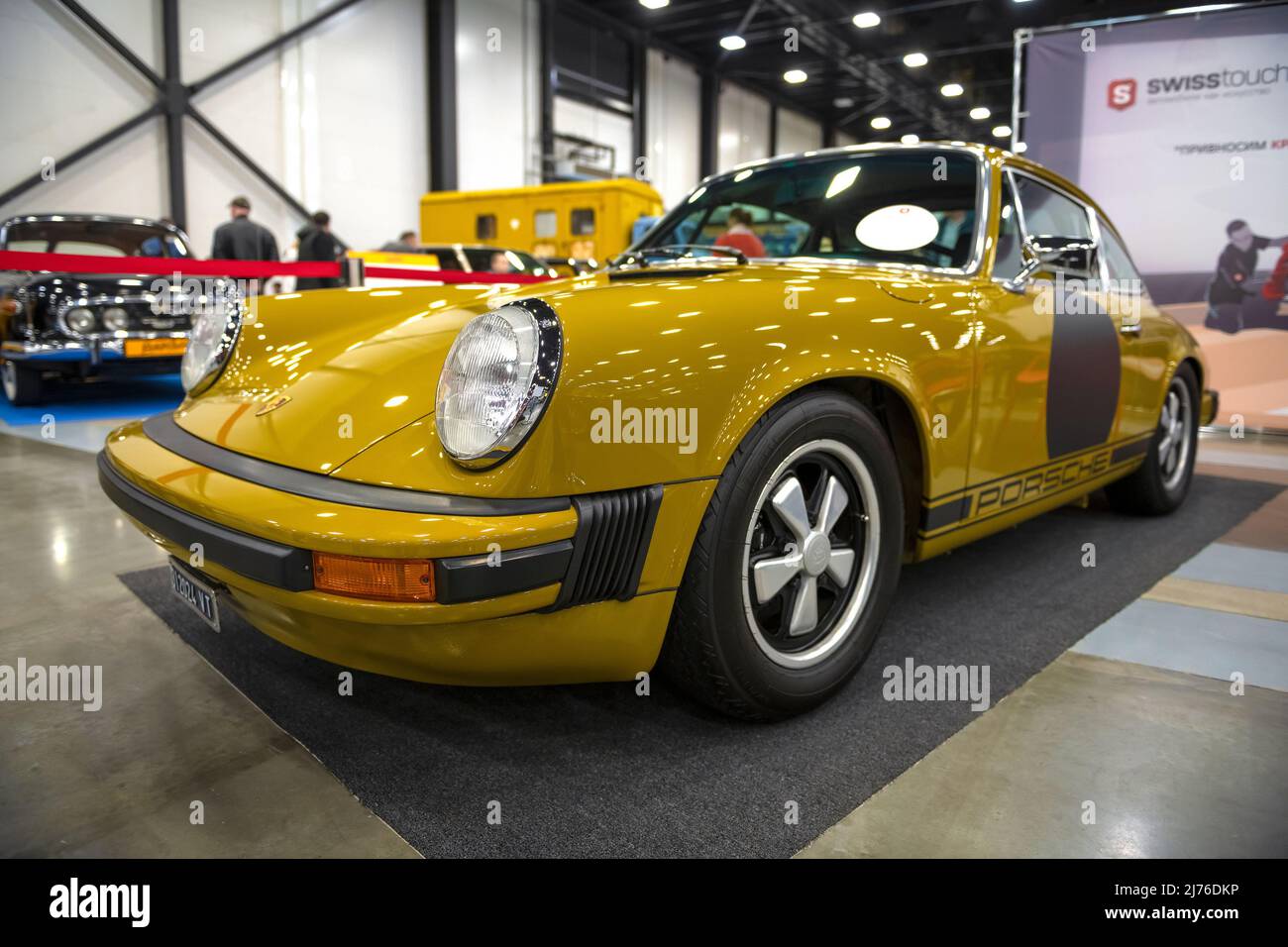 ST. PETERSBURG, RUSSIA - 23 APRILE 2022: Porsche 911 Turbo (1976 anni di  produzione) in mostra d'auto retrò 'Oldtimer-Gallery' Foto stock - Alamy