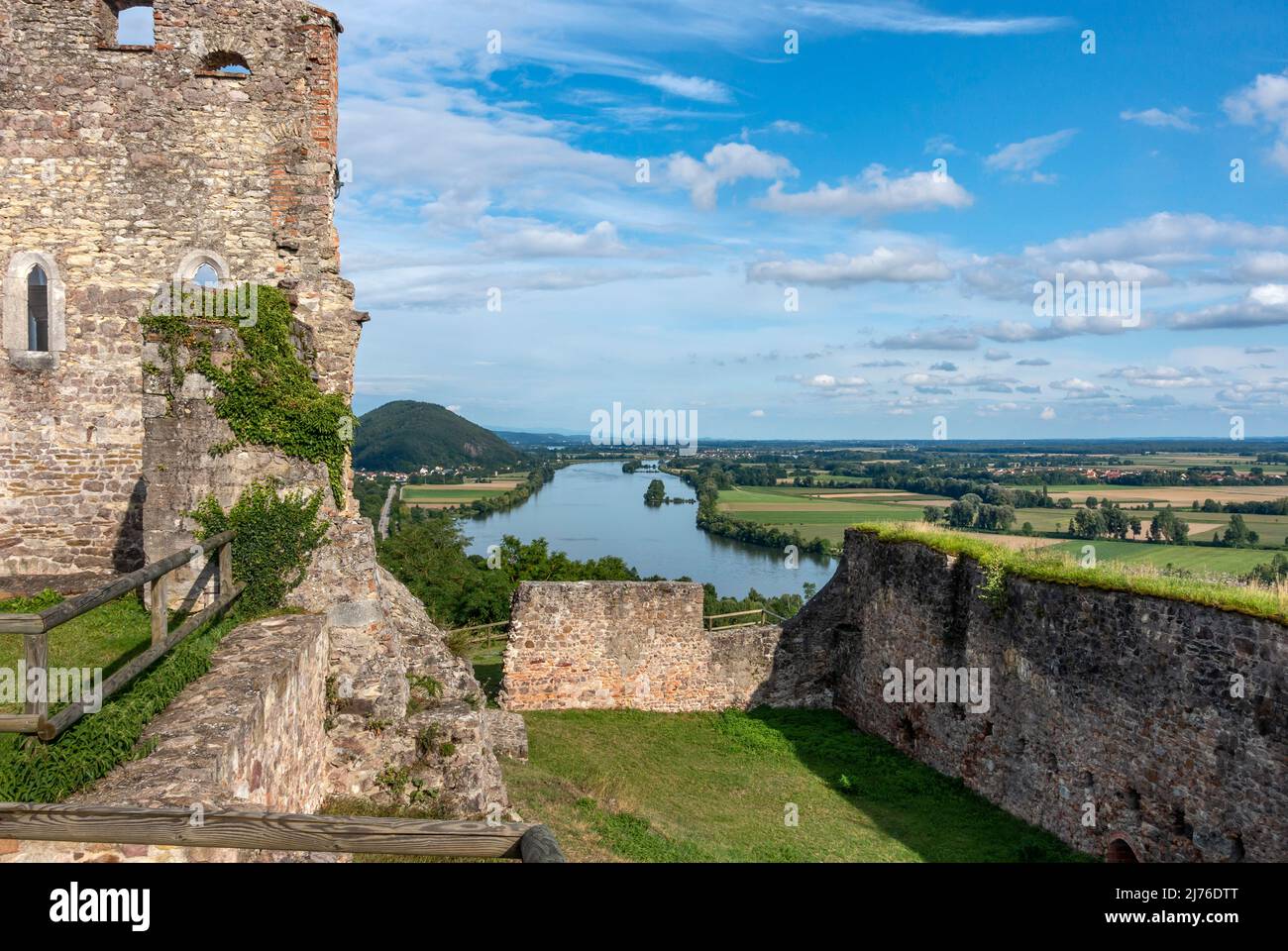 Germania, Donaustauf, vista dalla rovina del castello Donaustauf nella valle del Danubio. La rovina del castello Donaustauf è la rovina di un alto castello sopra il paese Donaustauf nel Palatinato superiore distretto Regensburg. Foto Stock