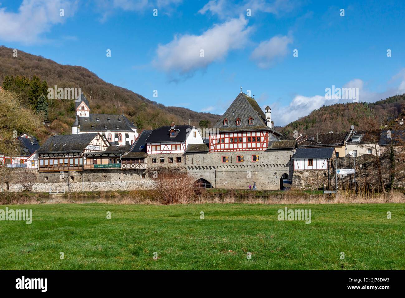 Germania, Dausenau, mura cittadine e case a graticcio di Dausenau sul fiume Lahn. Nella parte posteriore sinistra, la chiesa parrocchiale di San Kastor Foto Stock