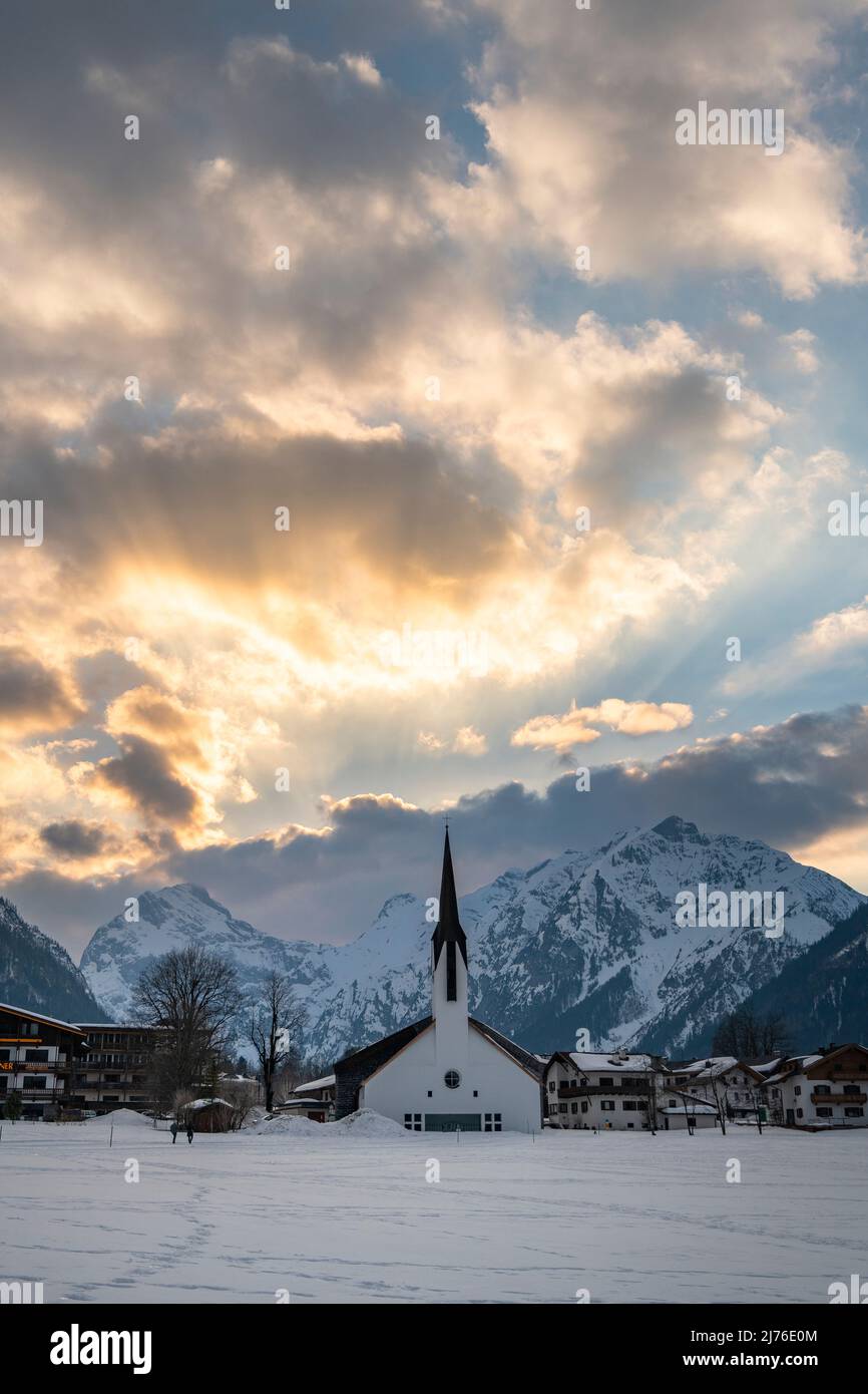 La Chiesa della Santissima Trinità a Pertisau sul lago di Achen. Foto Stock