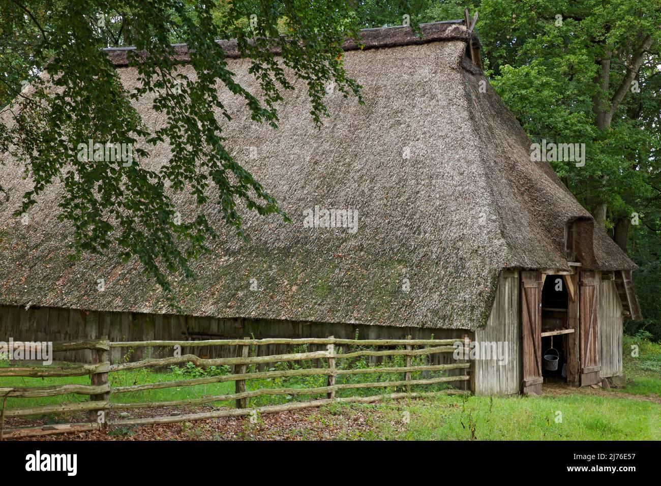 Vecchio fienile in legno di paglia a Wilsede nel parco naturale Lüneburger Heide Foto Stock